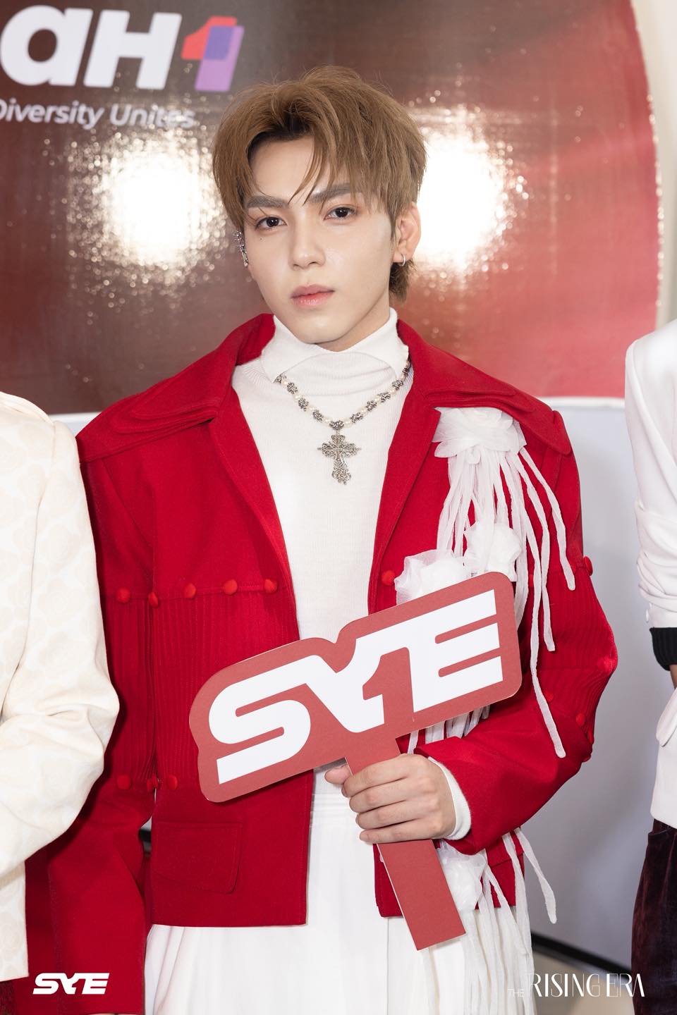 Zoom cận nhóm nam đầu tiên của Việt Nam bước ra từ show 