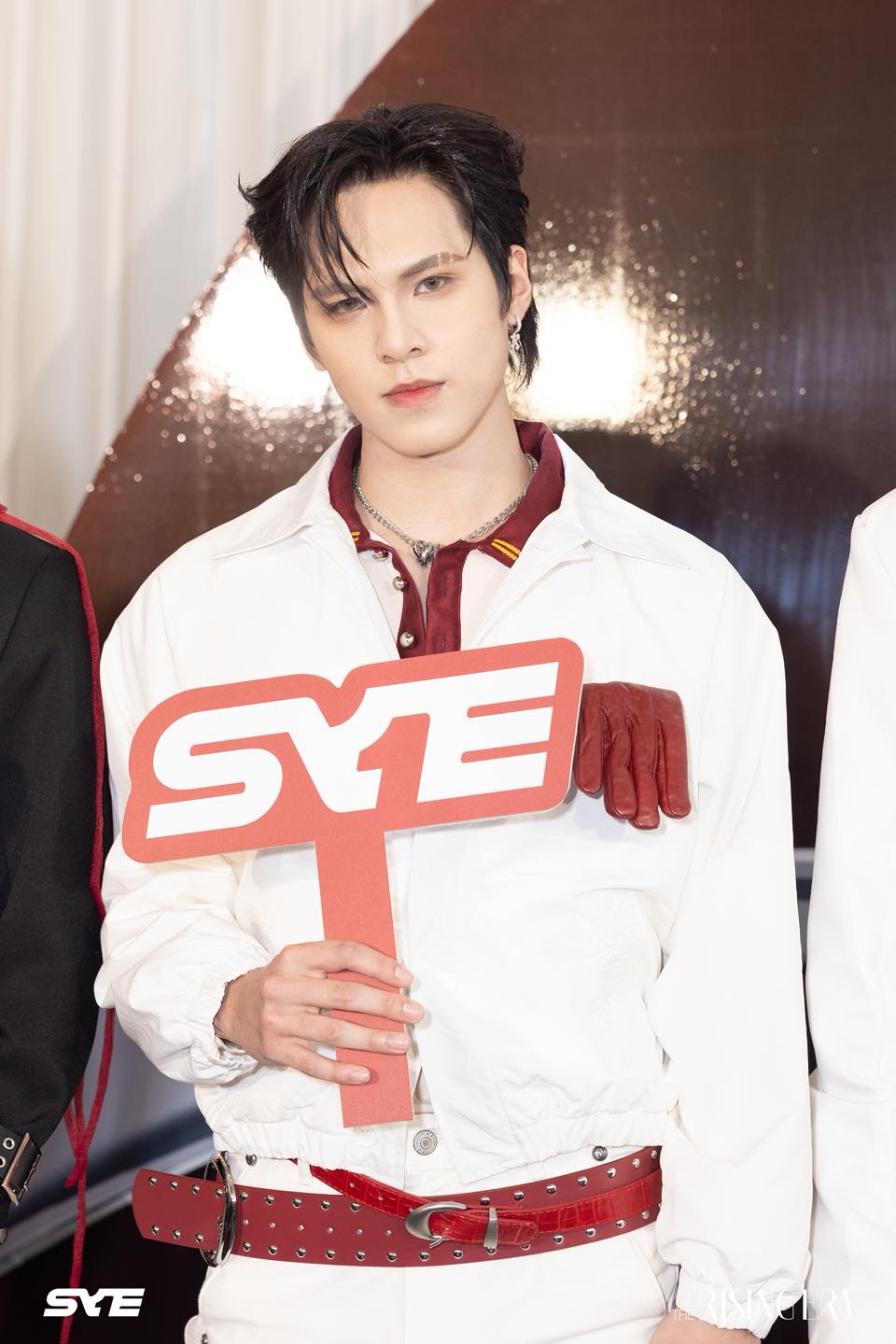 Zoom cận nhóm nam đầu tiên của Việt Nam bước ra từ show 