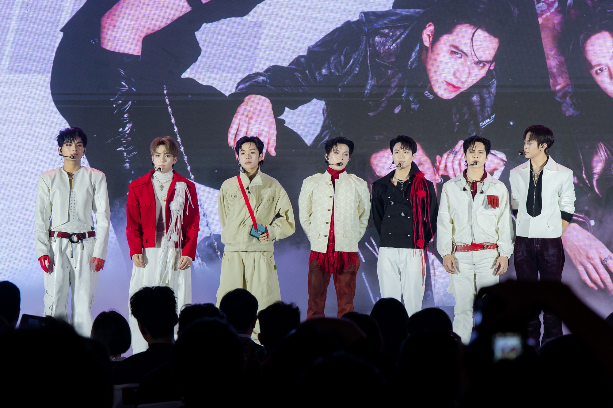 Zoom cận nhóm nam đầu tiên của Việt Nam bước ra từ show 