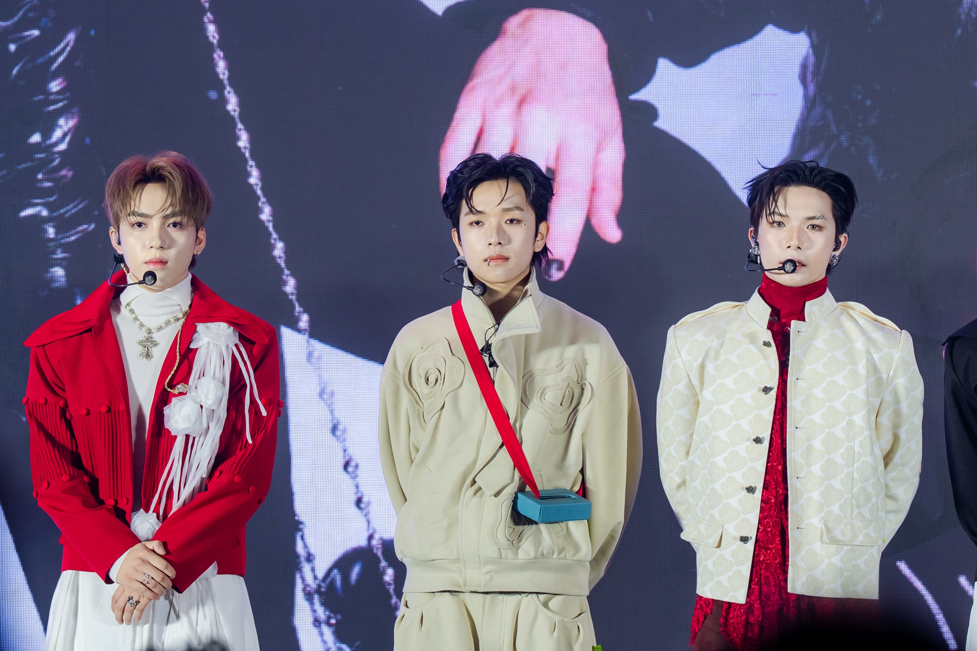 Zoom cận nhóm nam đầu tiên của Việt Nam bước ra từ show 