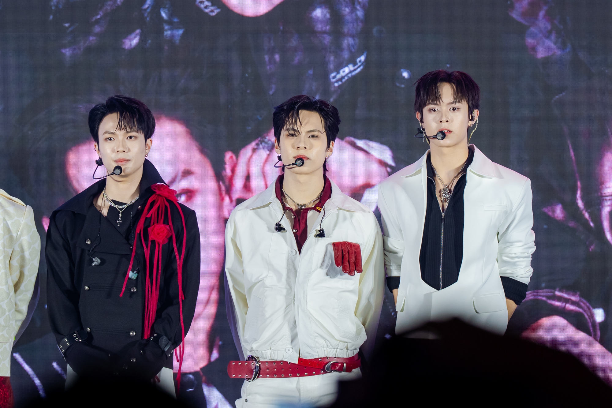 Zoom cận nhóm nam đầu tiên của Việt Nam bước ra từ show 