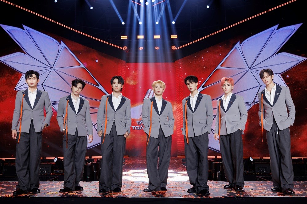 Zoom cận nhóm nam đầu tiên của Việt Nam bước ra từ show 