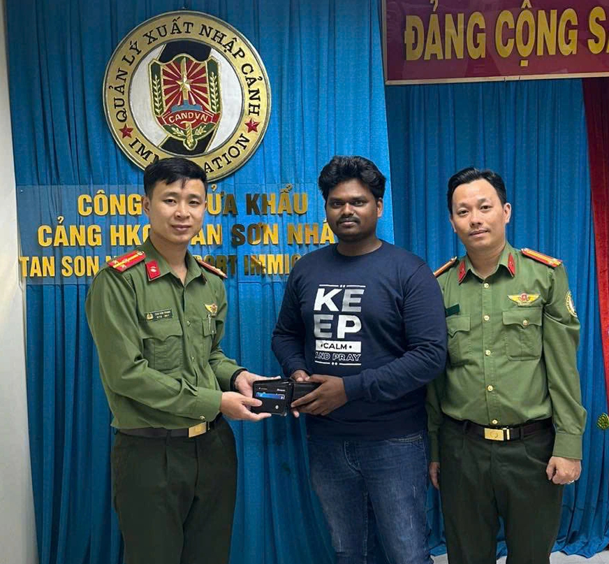 5 khách Việt, khách Tây cùng nhận 'quà' bất ngờ từ Công an Tân Sơn Nhất- Ảnh 3.