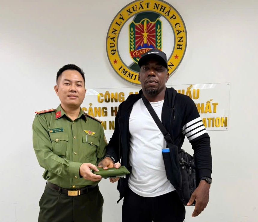 5 khách Việt, khách Tây cùng nhận 'quà' bất ngờ từ Công an Tân Sơn Nhất- Ảnh 4.