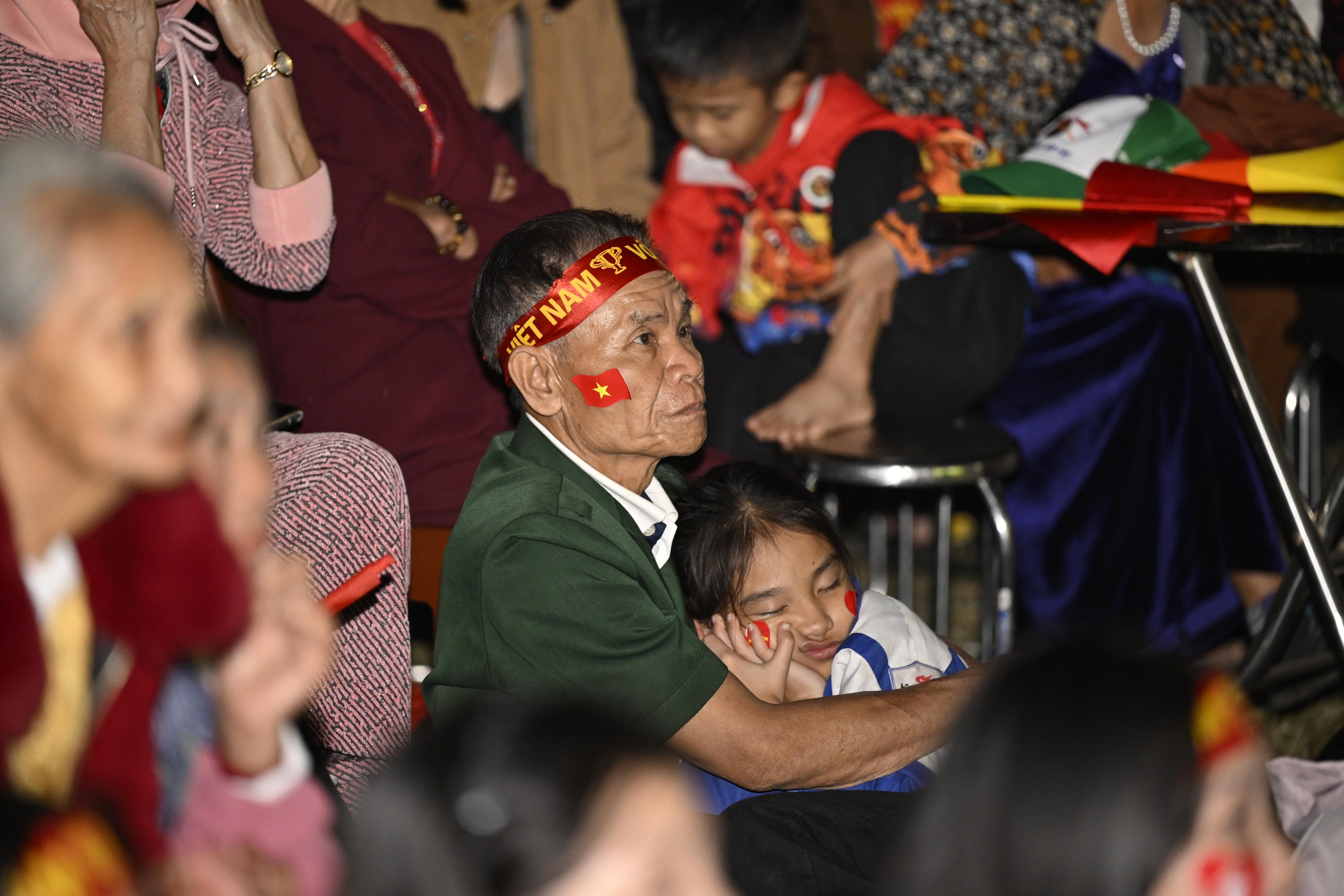 Nước mắt của cổ động viên khi U23 Việt Nam nhận thất bại cay đắng- Ảnh 2.