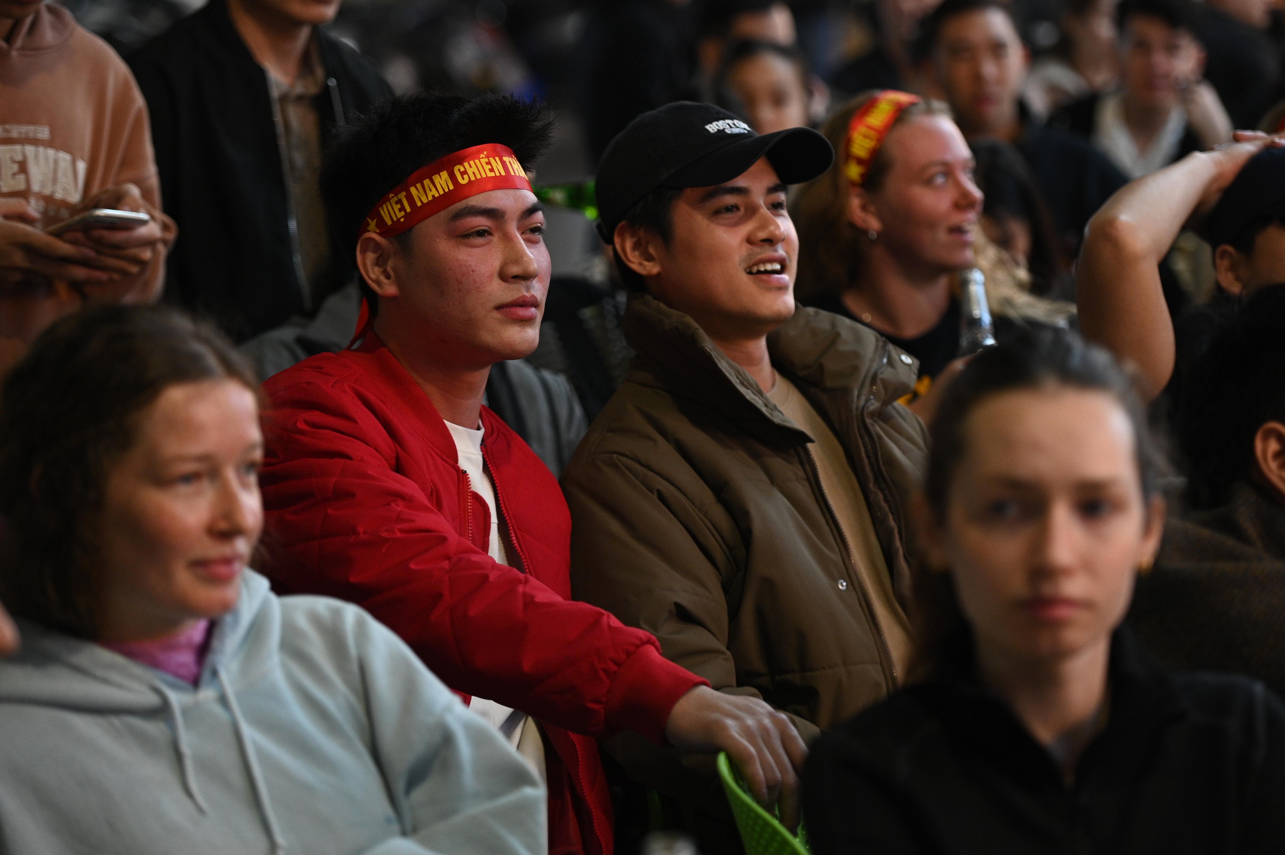 Nước mắt của cổ động viên khi U23 Việt Nam nhận thất bại cay đắng- Ảnh 4.