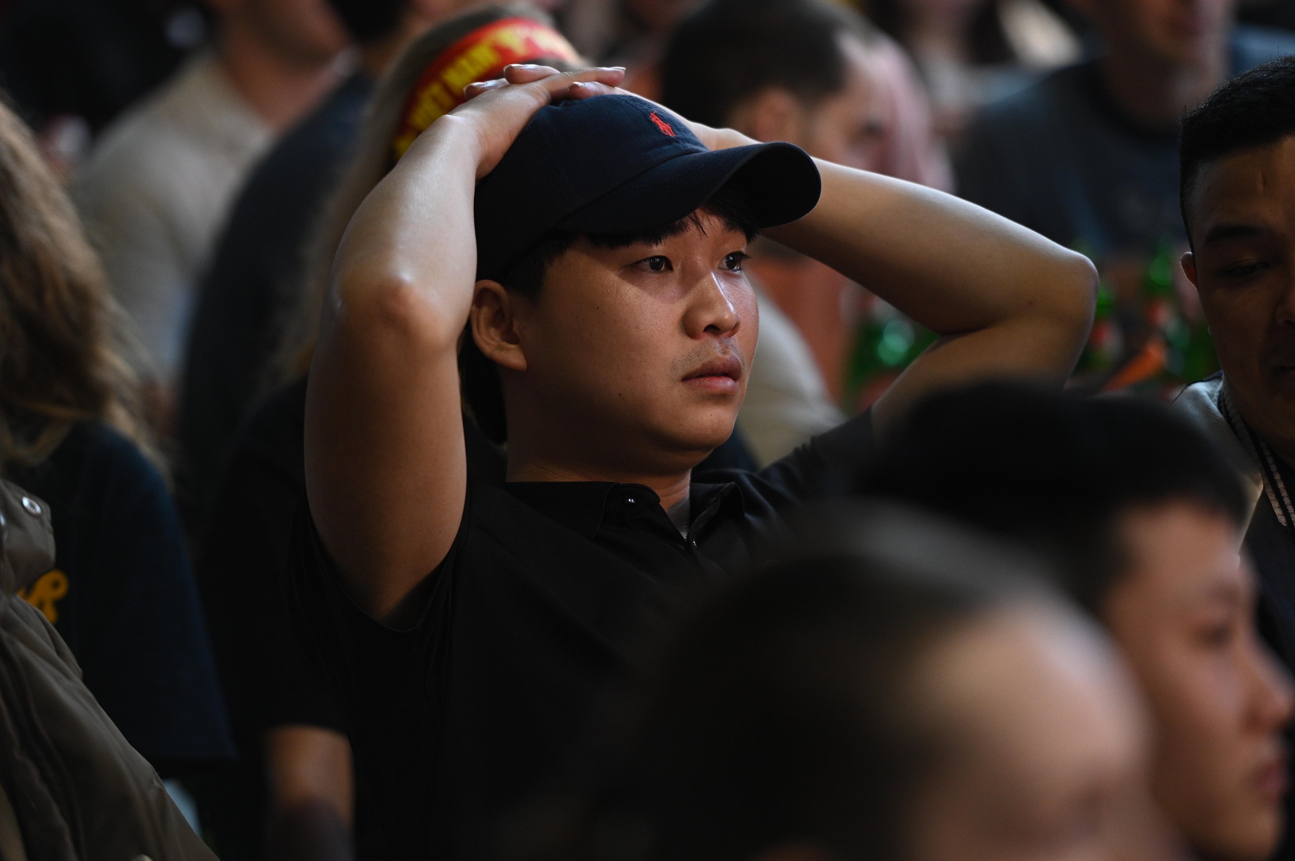 Nước mắt của cổ động viên khi U23 Việt Nam nhận thất bại cay đắng- Ảnh 3.