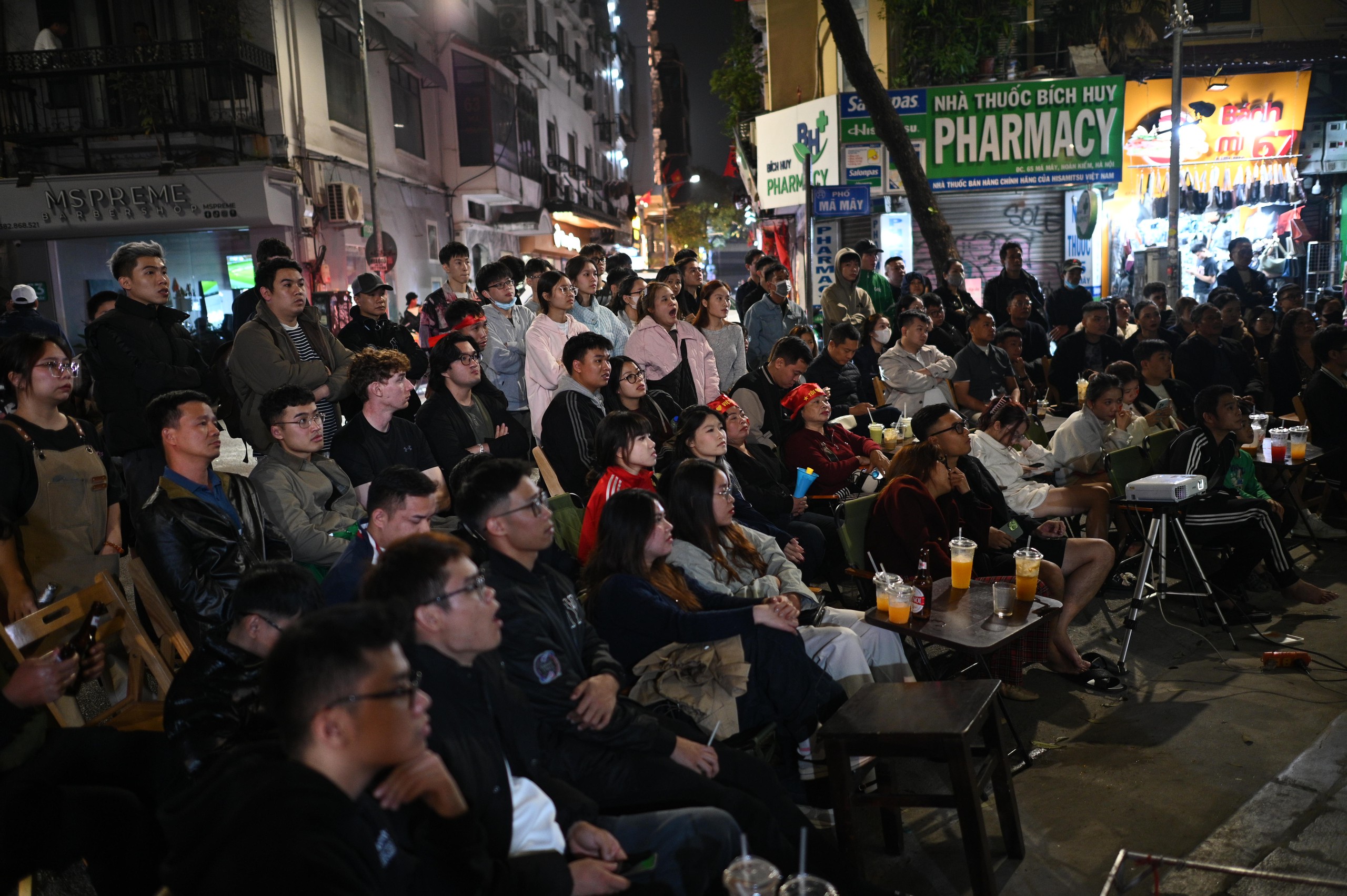 Nước mắt của cổ động viên khi U23 Việt Nam nhận thất bại cay đắng- Ảnh 9.