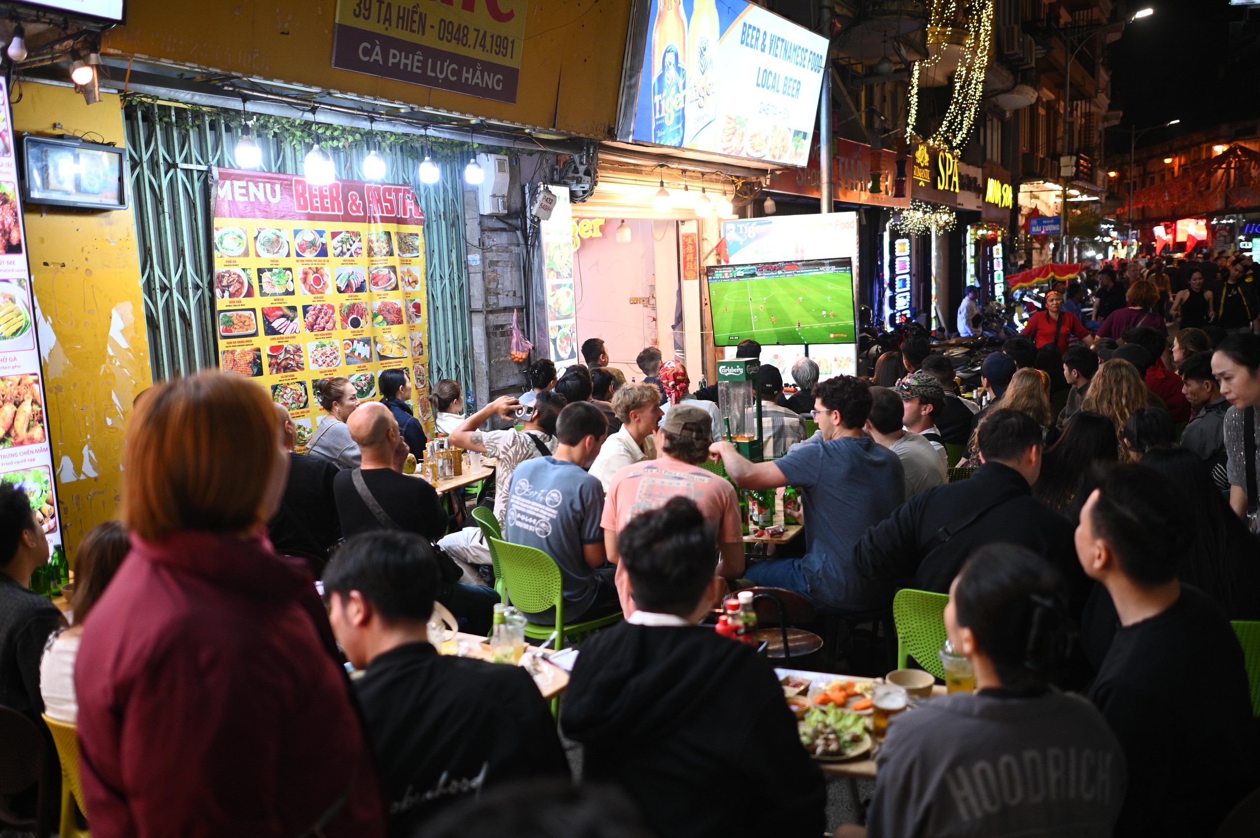 Nước mắt của cổ động viên khi U23 Việt Nam nhận thất bại cay đắng- Ảnh 11.