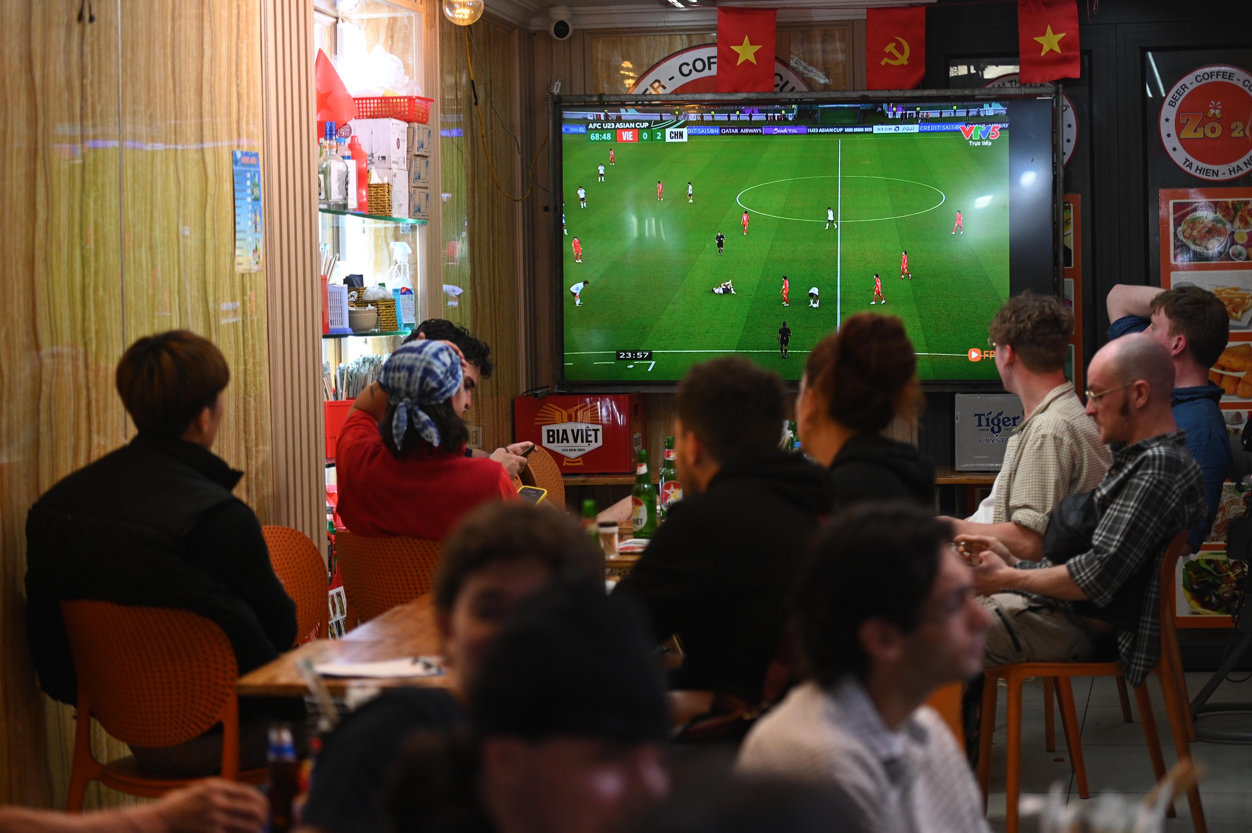 Nước mắt của cổ động viên khi U23 Việt Nam nhận thất bại cay đắng- Ảnh 12.