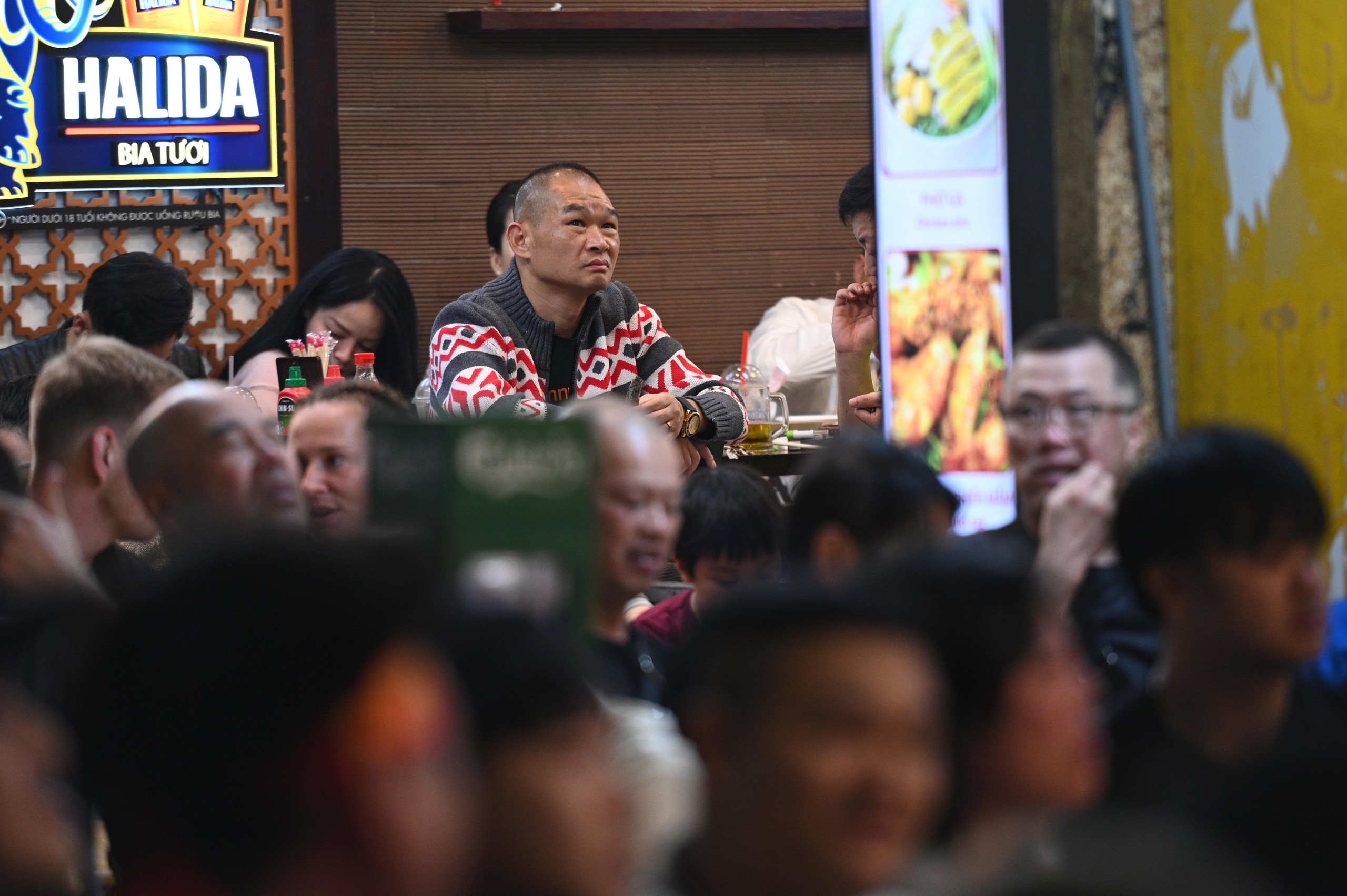 Nước mắt của cổ động viên khi U23 Việt Nam nhận thất bại cay đắng- Ảnh 13.