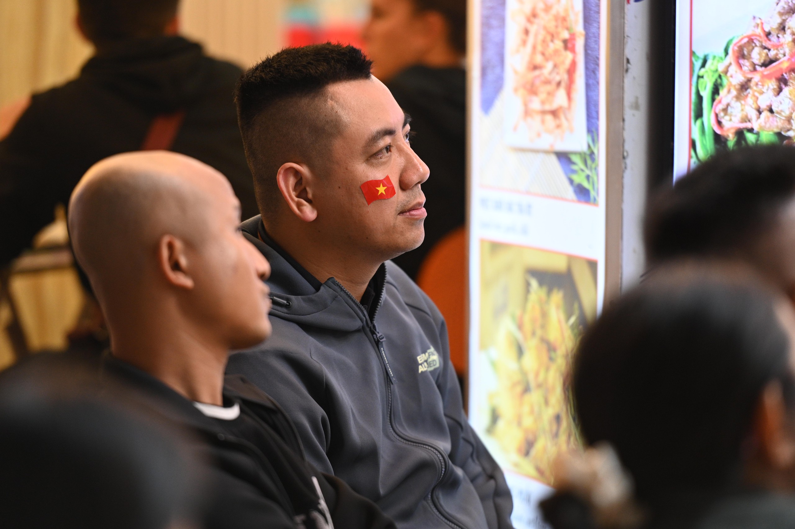 Nước mắt của cổ động viên khi U23 Việt Nam nhận thất bại cay đắng- Ảnh 14.