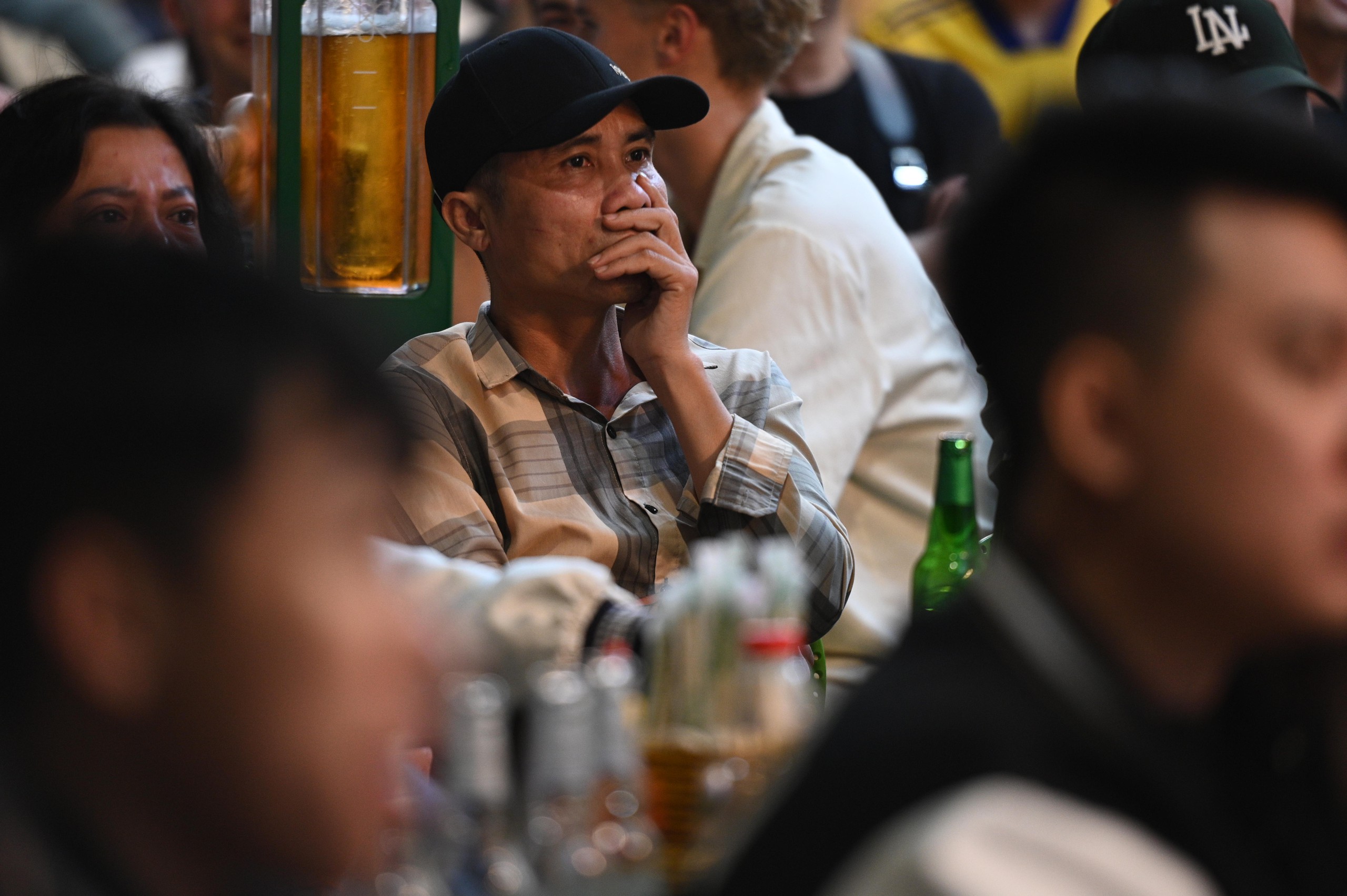 Nước mắt của cổ động viên khi U23 Việt Nam nhận thất bại cay đắng- Ảnh 16.