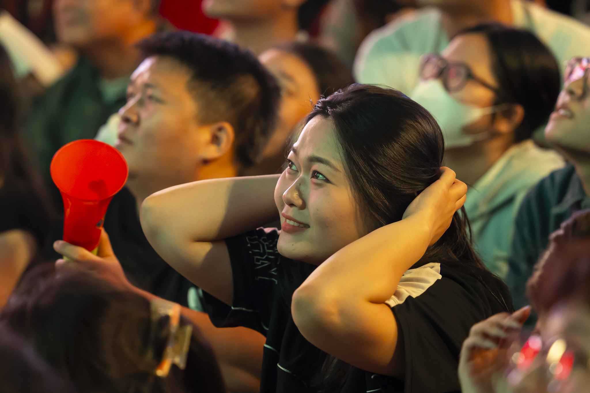 Nước mắt của cổ động viên khi U23 Việt Nam nhận thất bại cay đắng- Ảnh 17.