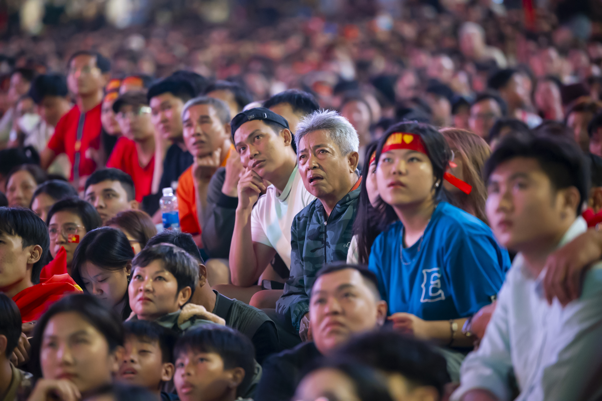 Nước mắt của cổ động viên khi U23 Việt Nam nhận thất bại cay đắng- Ảnh 19.