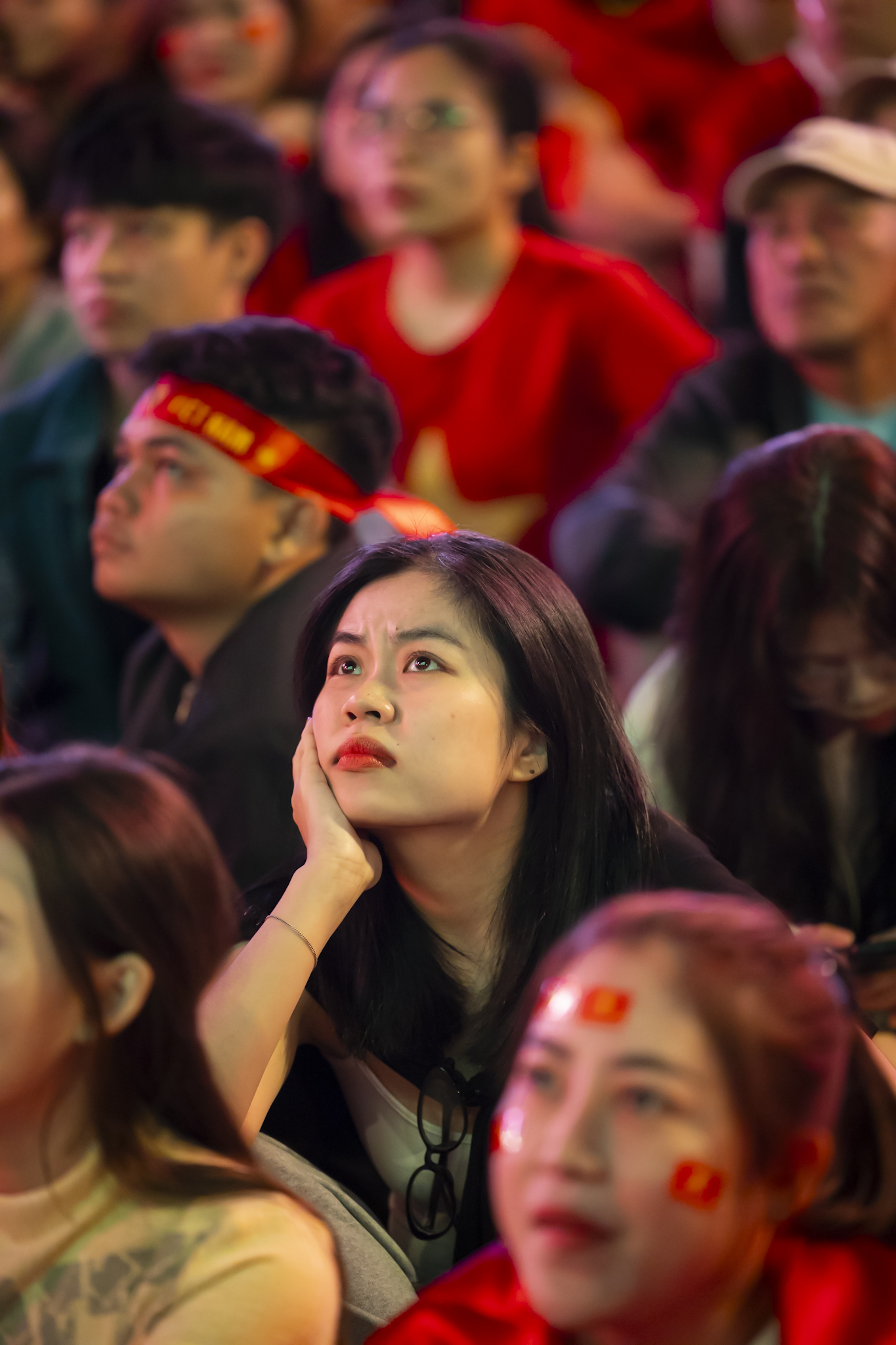 Nước mắt của cổ động viên khi U23 Việt Nam nhận thất bại cay đắng- Ảnh 24.