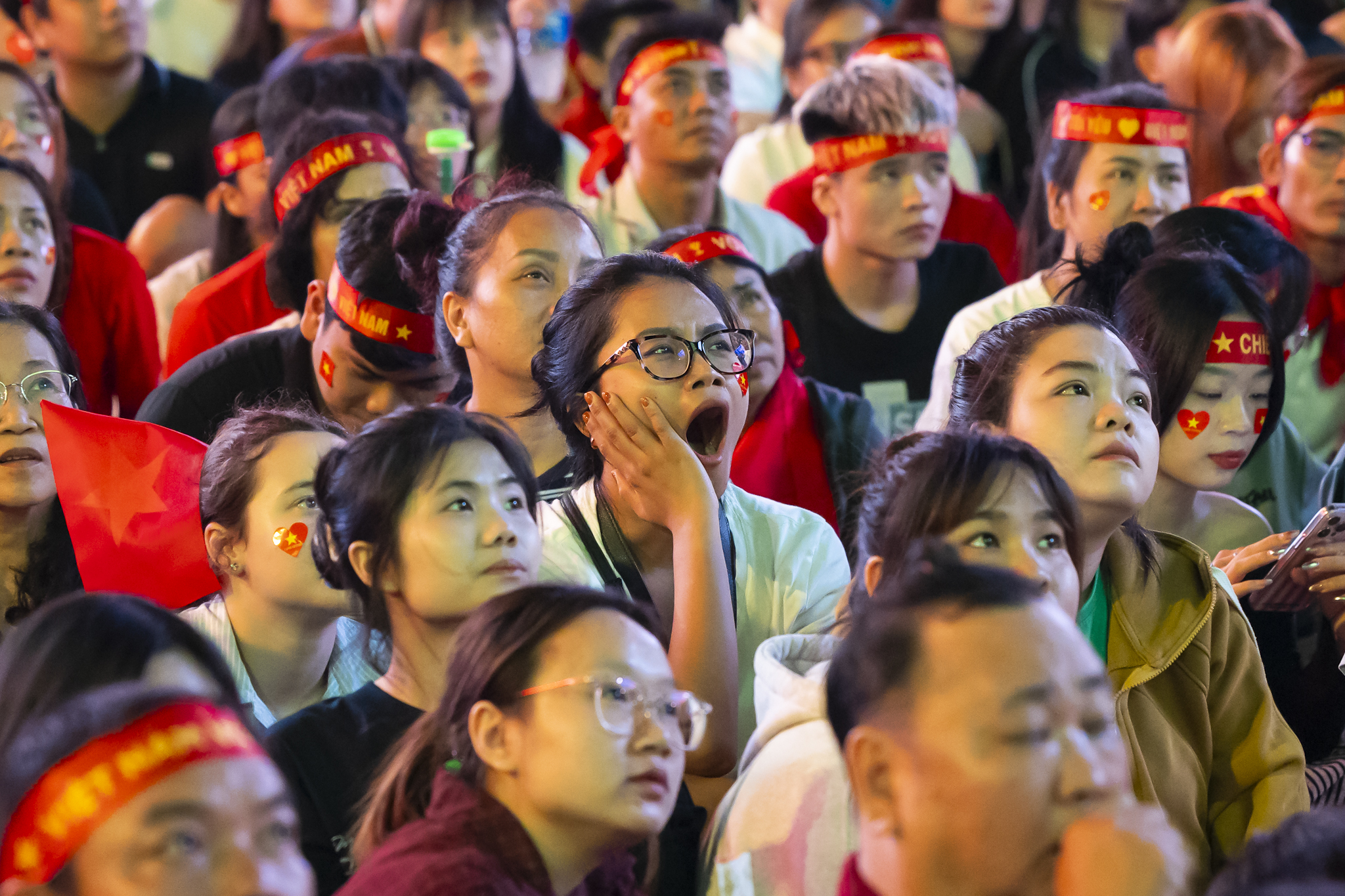 Nước mắt của cổ động viên khi U23 Việt Nam nhận thất bại cay đắng- Ảnh 28.