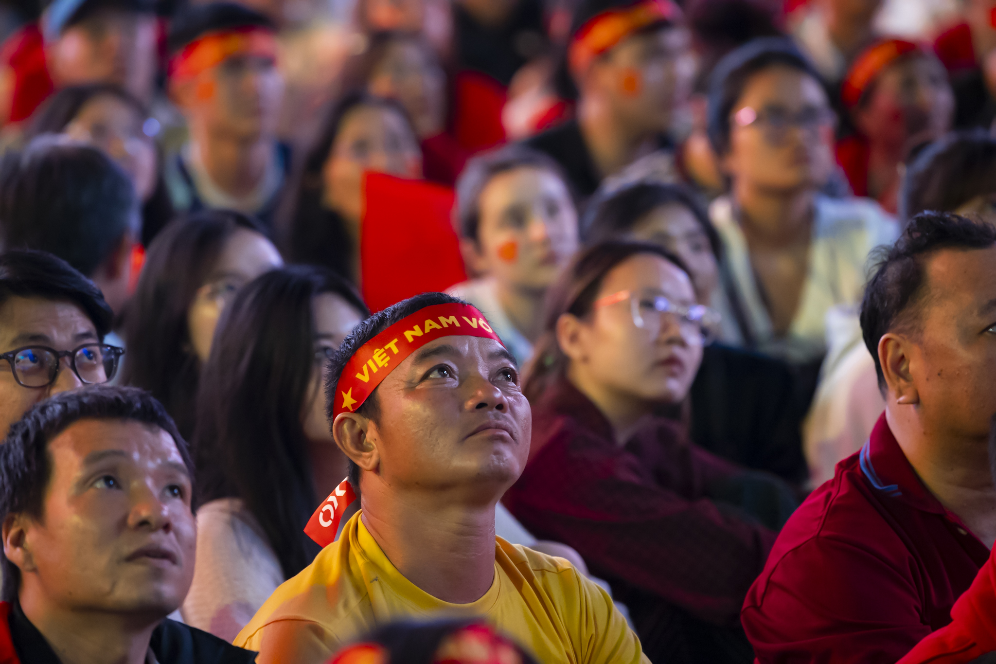 Nước mắt của cổ động viên khi U23 Việt Nam nhận thất bại cay đắng- Ảnh 32.