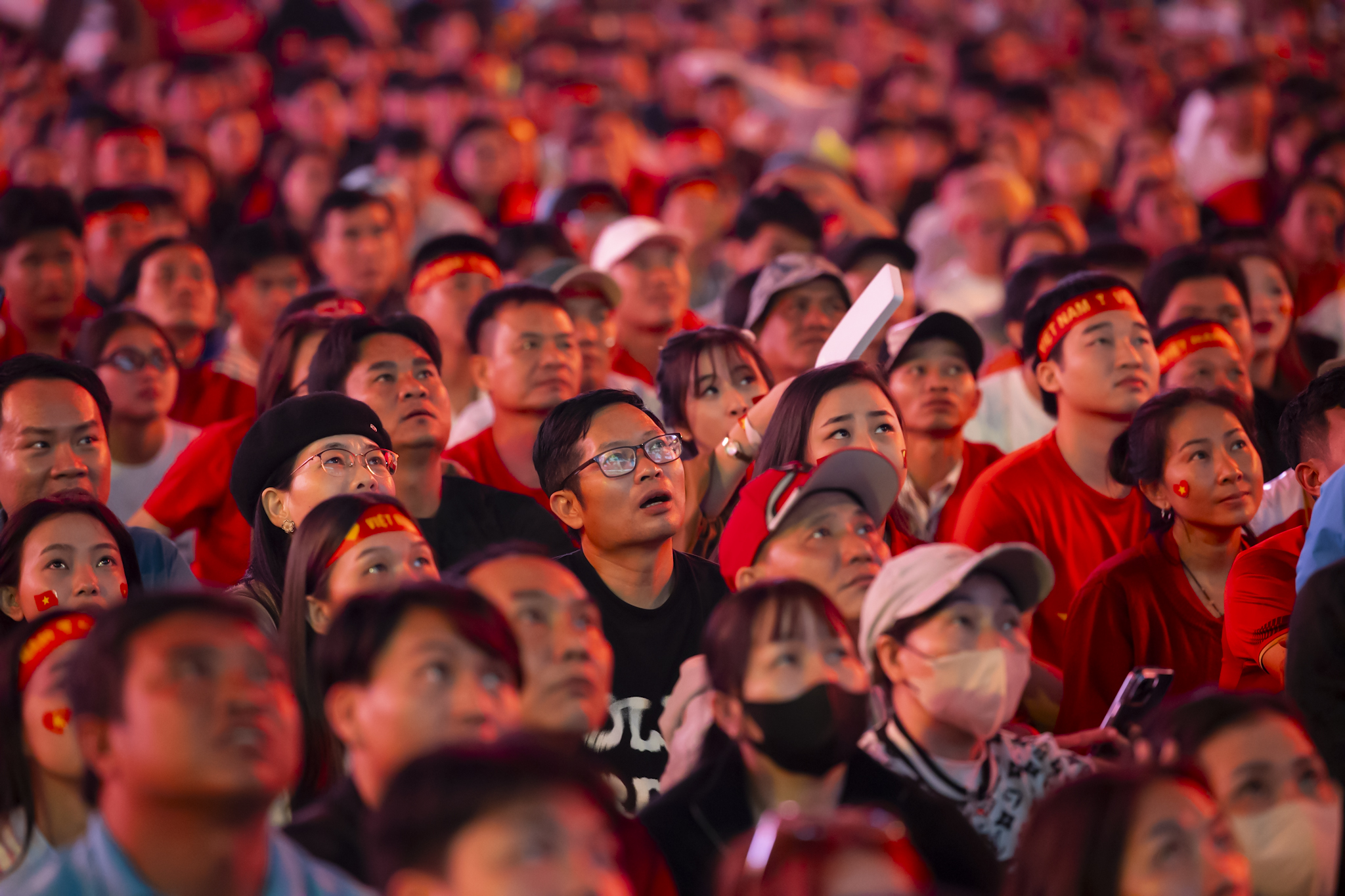 Nước mắt của cổ động viên khi U23 Việt Nam nhận thất bại cay đắng- Ảnh 33.