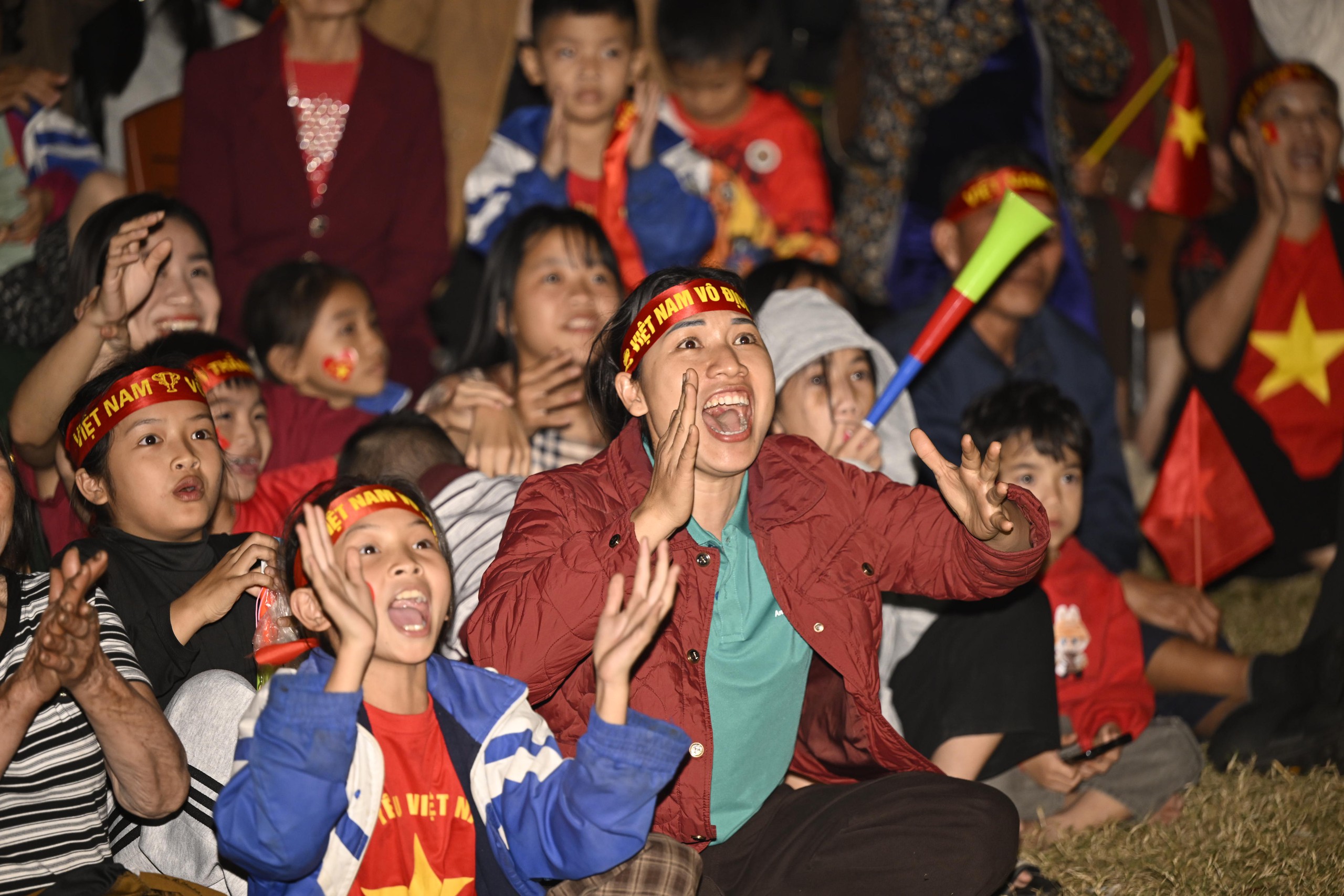 Nước mắt của cổ động viên khi U23 Việt Nam nhận thất bại cay đắng- Ảnh 34.