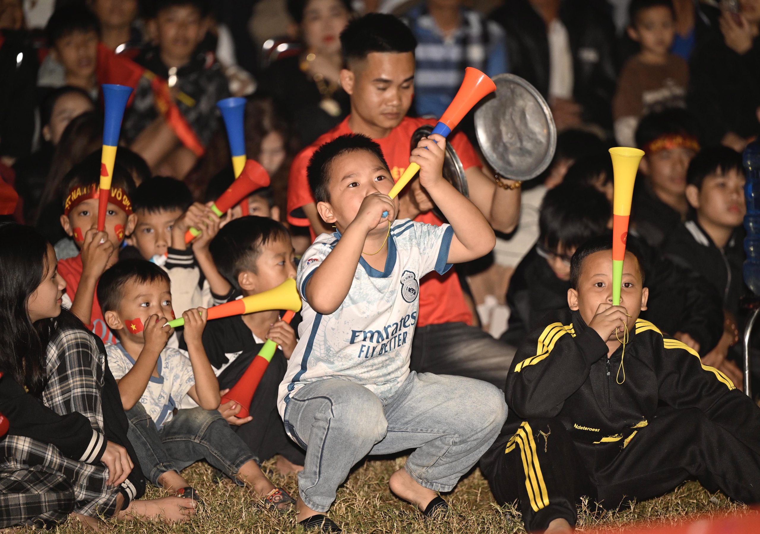 Nước mắt của cổ động viên khi U23 Việt Nam nhận thất bại cay đắng- Ảnh 36.