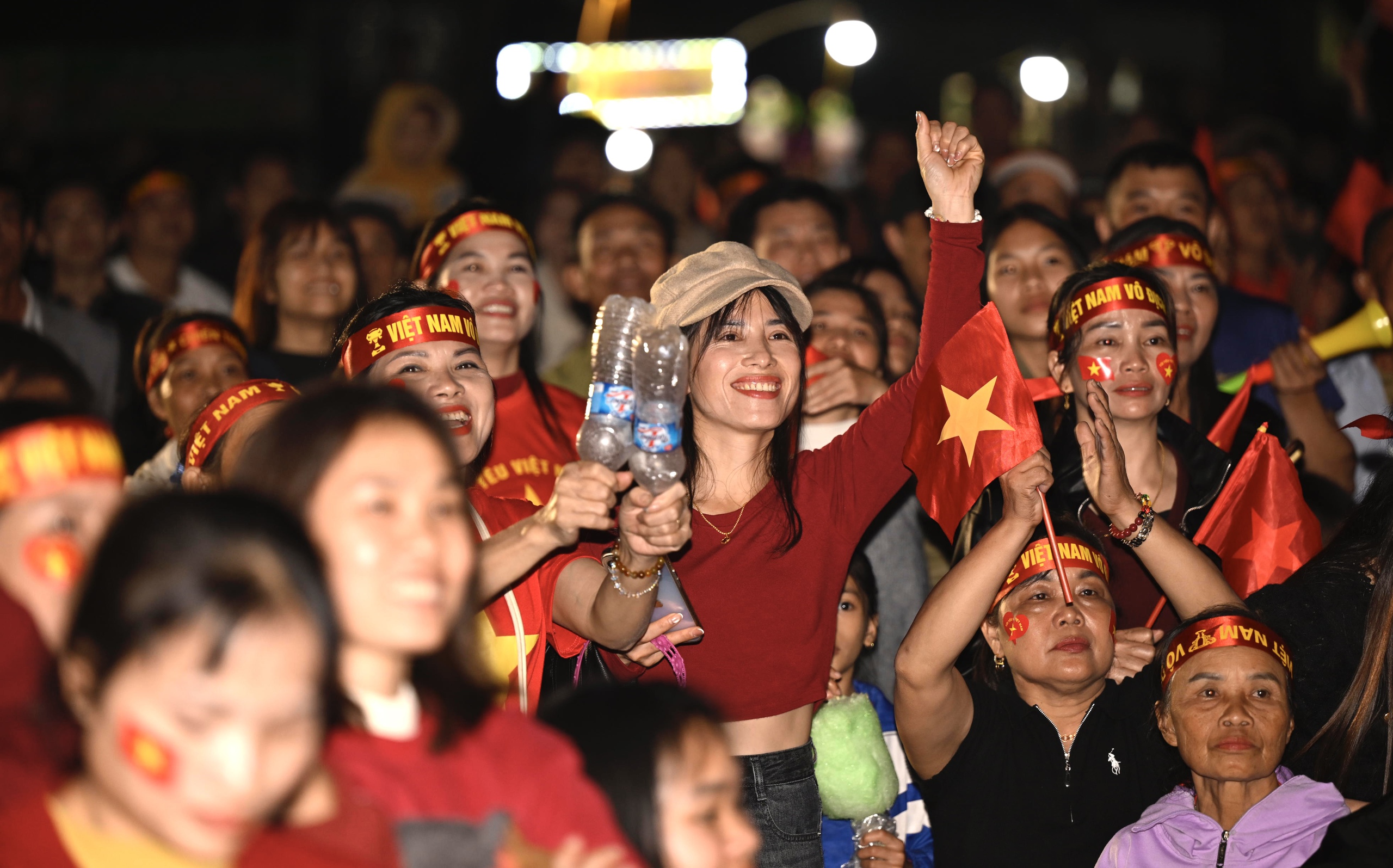 Nước mắt của cổ động viên khi U23 Việt Nam nhận thất bại cay đắng- Ảnh 37.