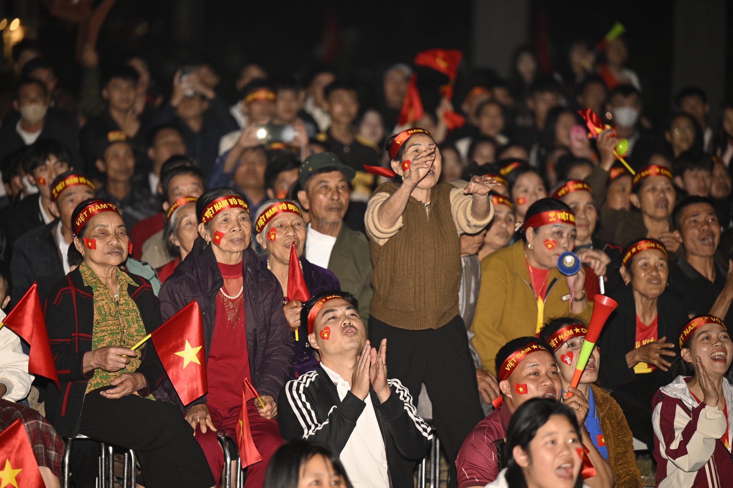 Nước mắt của cổ động viên khi U23 Việt Nam nhận thất bại cay đắng- Ảnh 38.