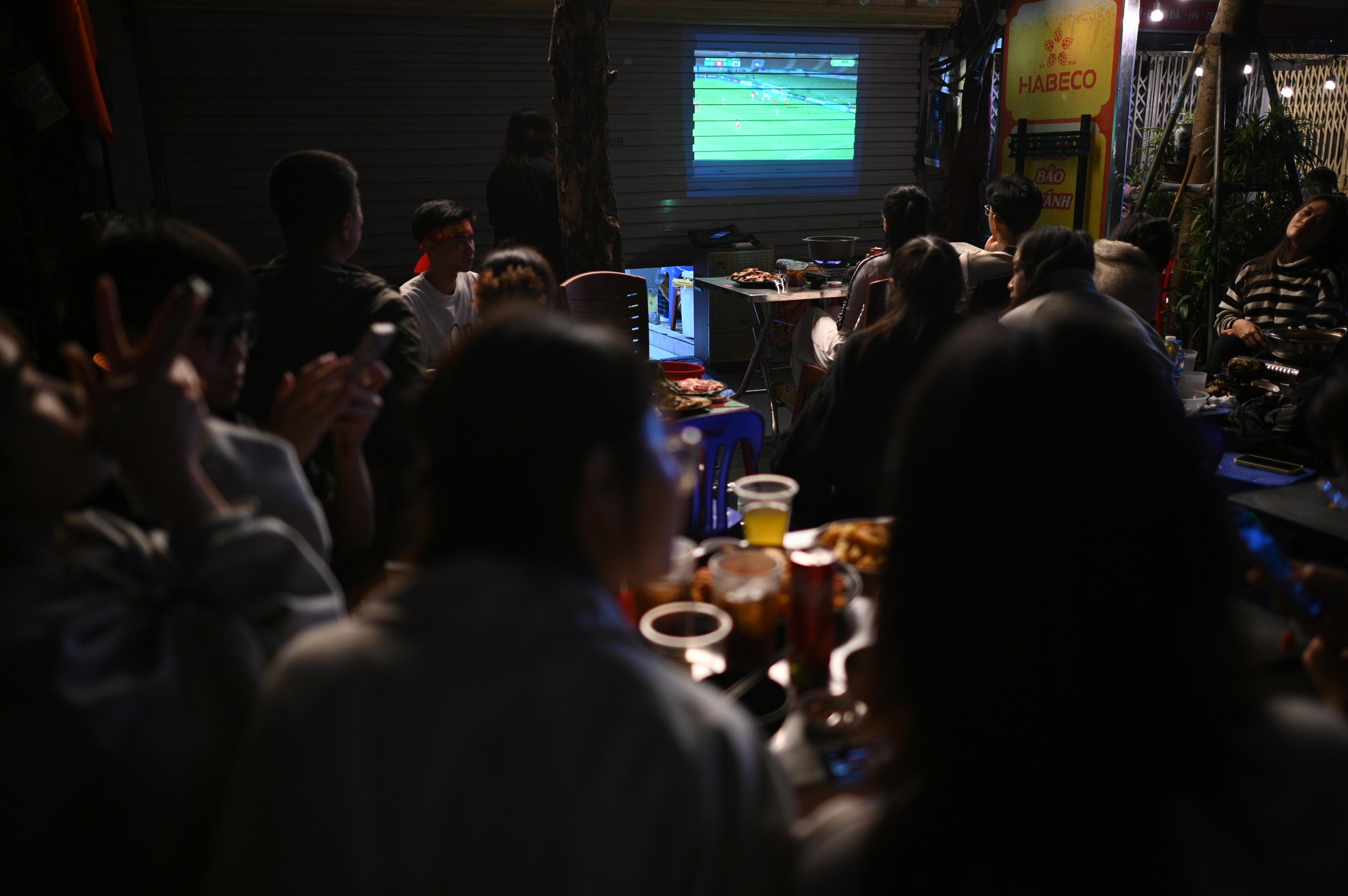 Nước mắt của cổ động viên khi U23 Việt Nam nhận thất bại cay đắng- Ảnh 40.