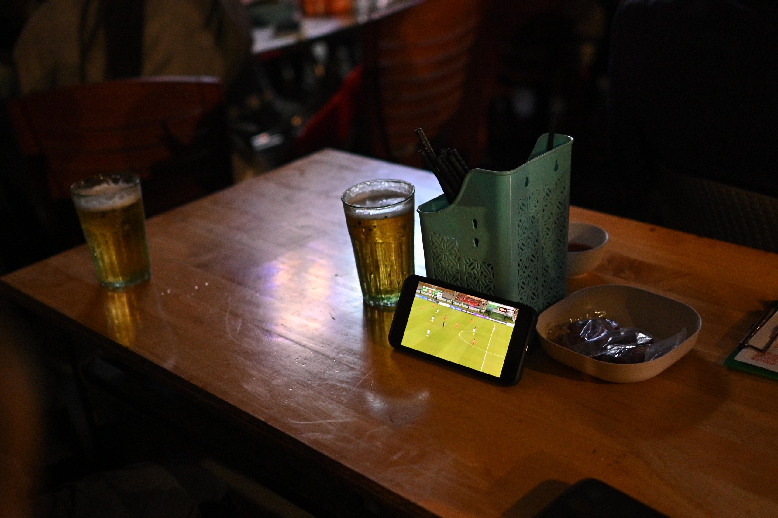 Nước mắt của cổ động viên khi U23 Việt Nam nhận thất bại cay đắng- Ảnh 41.