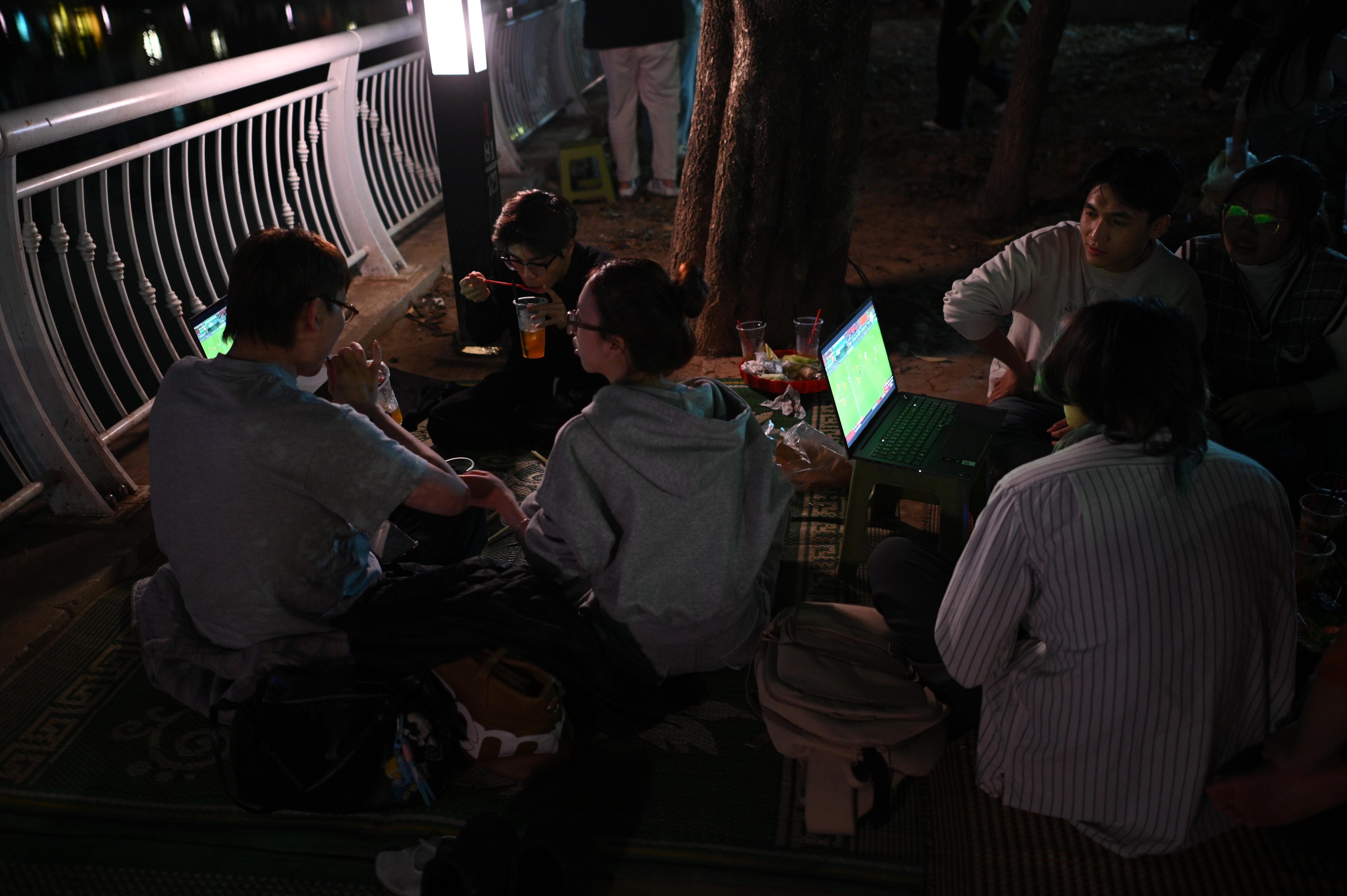 Nước mắt của cổ động viên khi U23 Việt Nam nhận thất bại cay đắng- Ảnh 42.