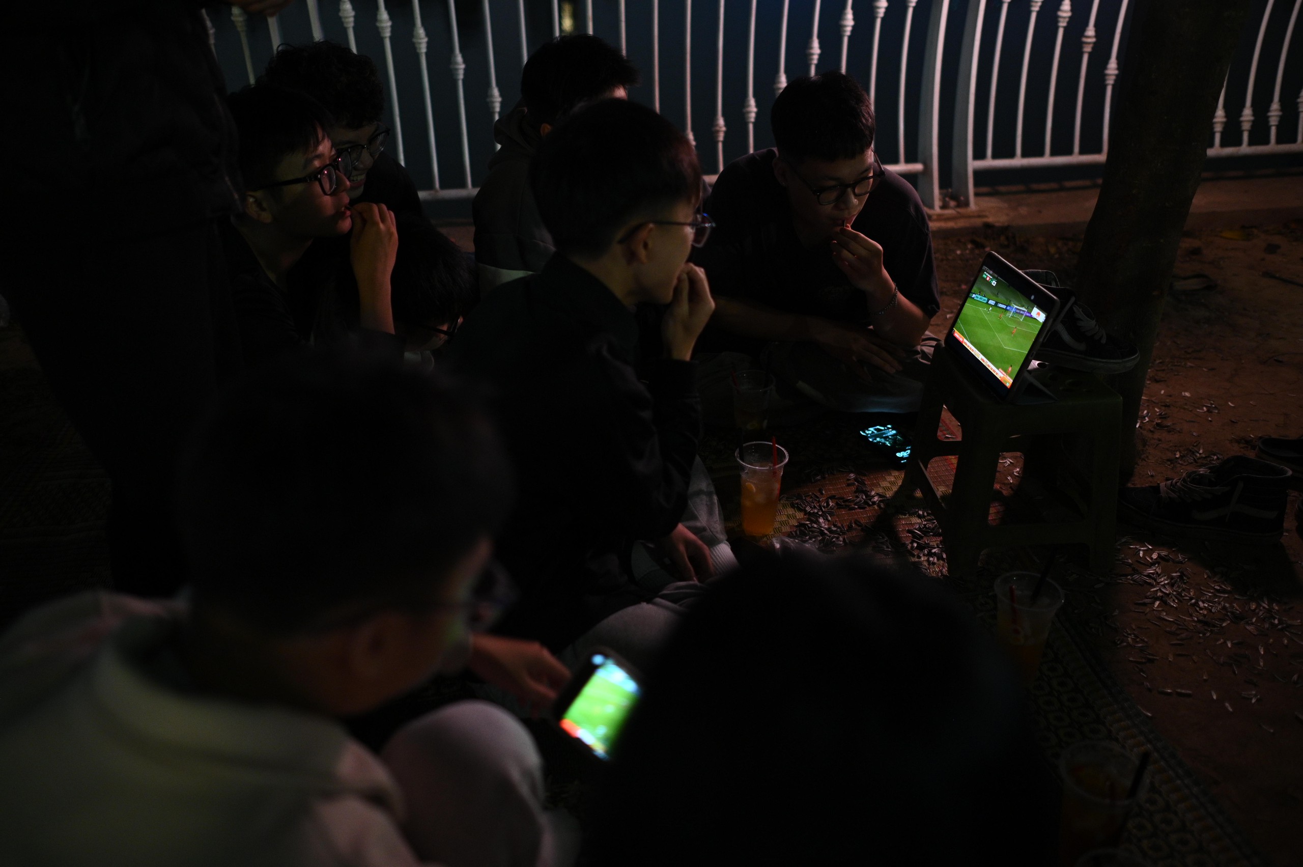 Nước mắt của cổ động viên khi U23 Việt Nam nhận thất bại cay đắng- Ảnh 43.