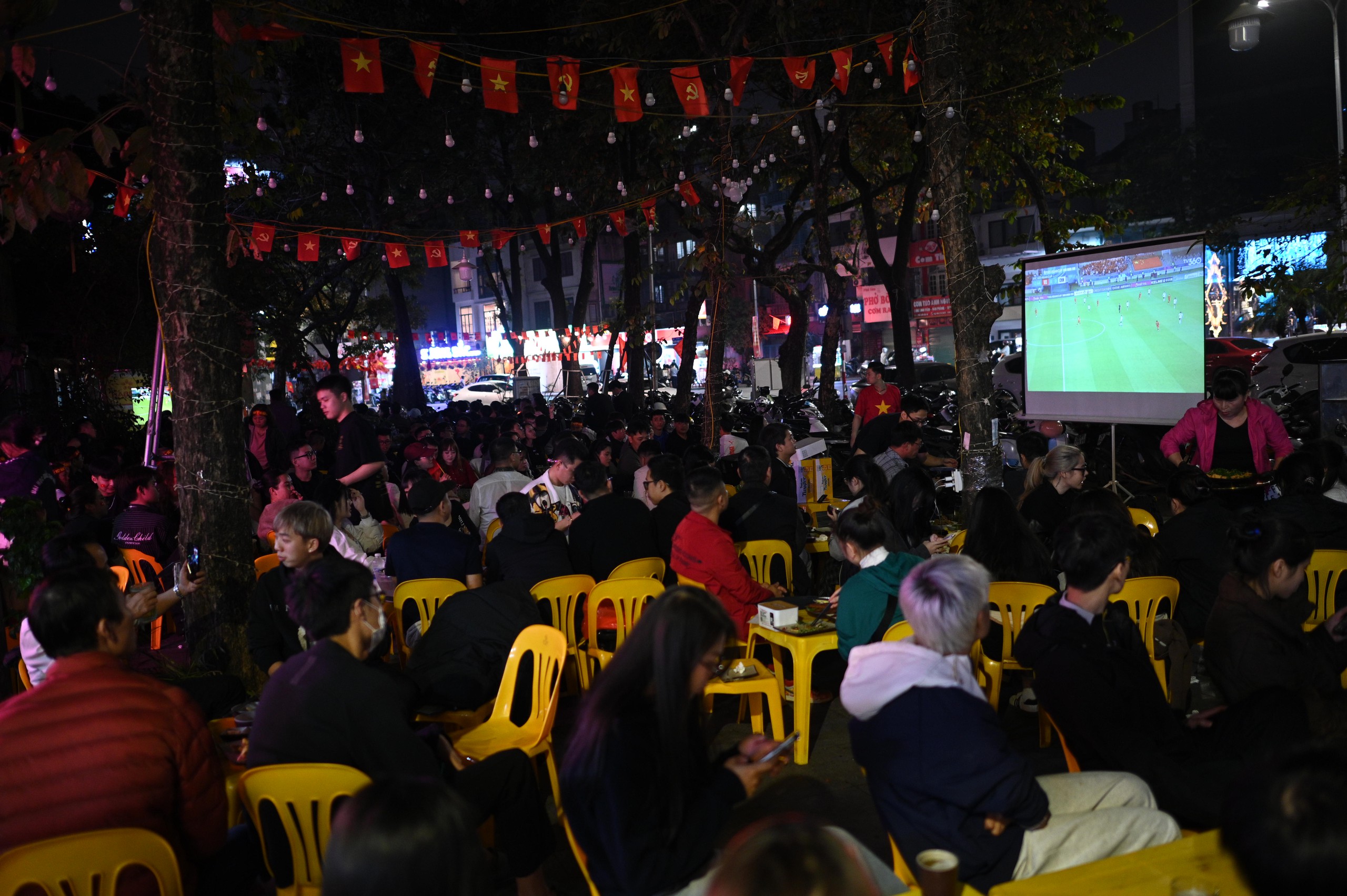 Nước mắt của cổ động viên khi U23 Việt Nam nhận thất bại cay đắng- Ảnh 45.