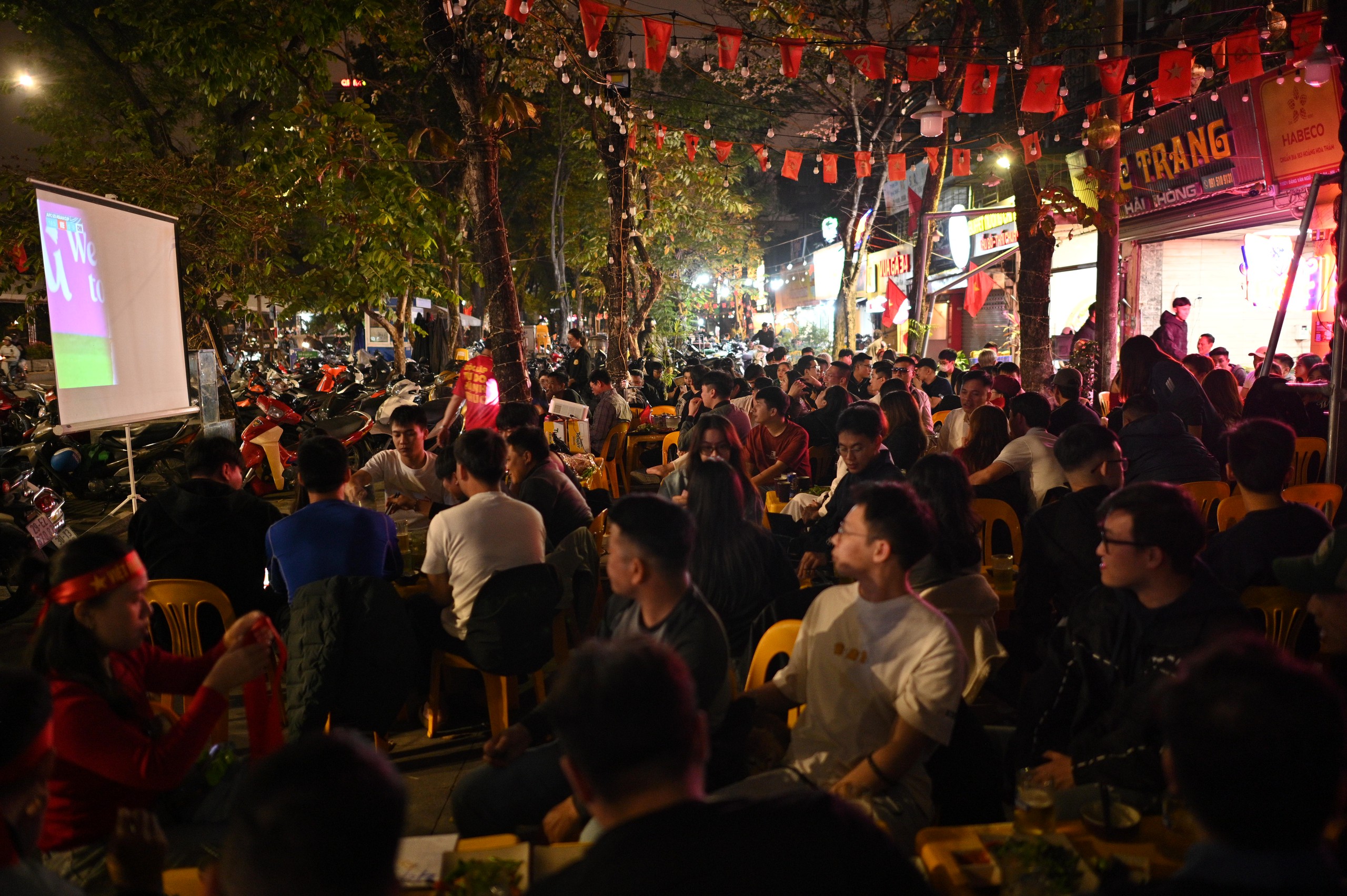 Nước mắt của cổ động viên khi U23 Việt Nam nhận thất bại cay đắng- Ảnh 46.