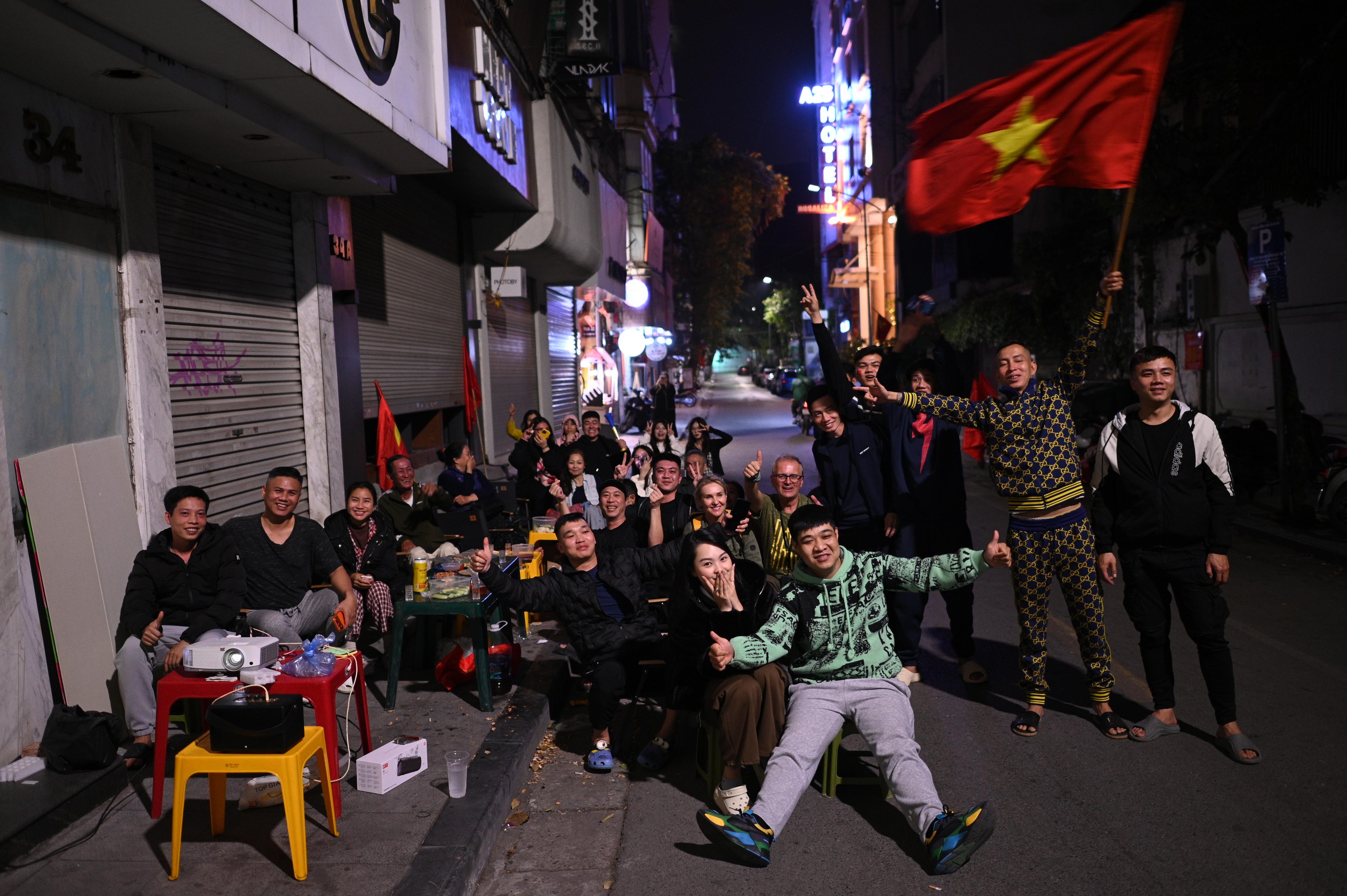 Nước mắt của cổ động viên khi U23 Việt Nam nhận thất bại cay đắng- Ảnh 48.