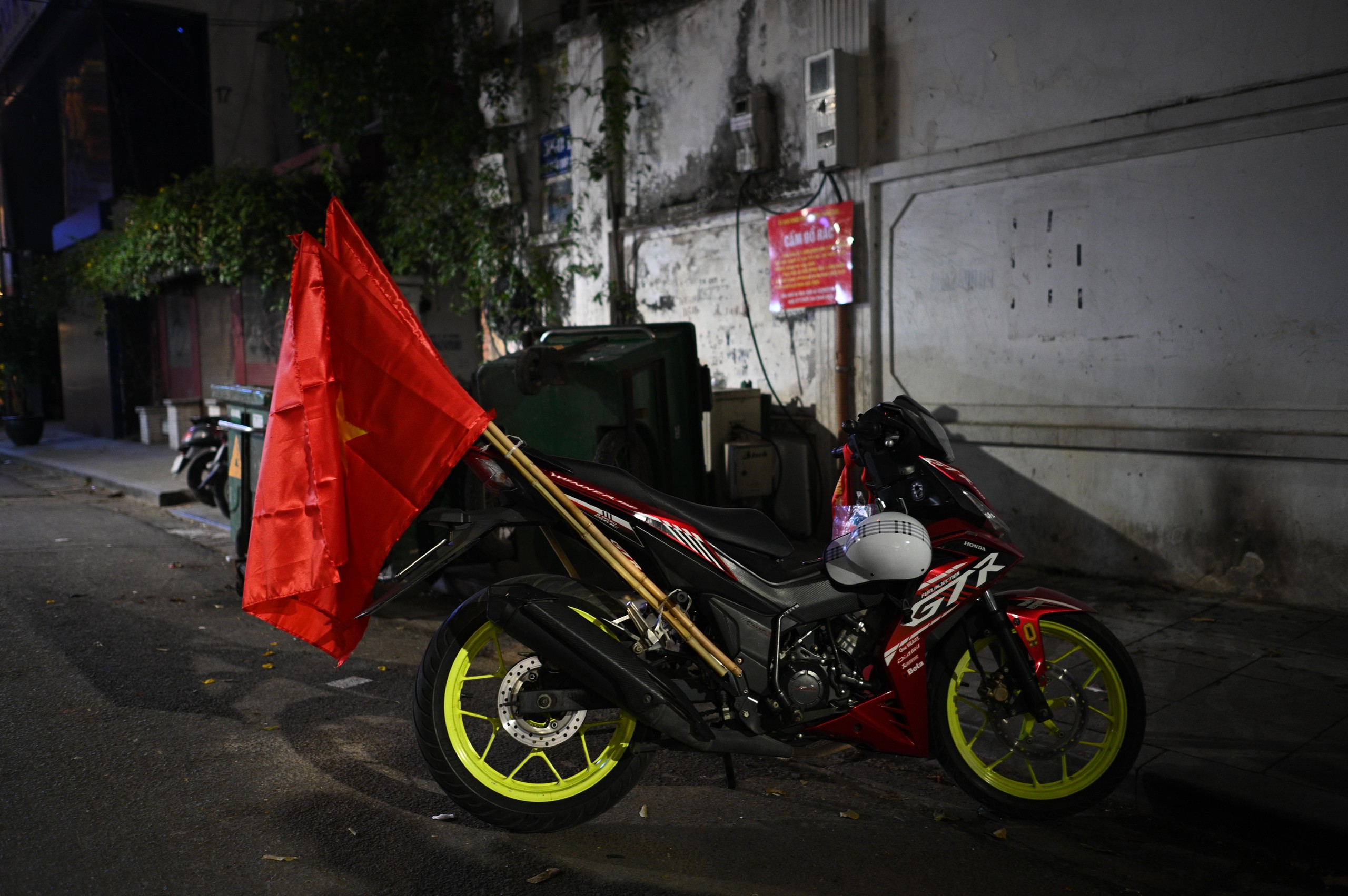 Nước mắt của cổ động viên khi U23 Việt Nam nhận thất bại cay đắng- Ảnh 49.