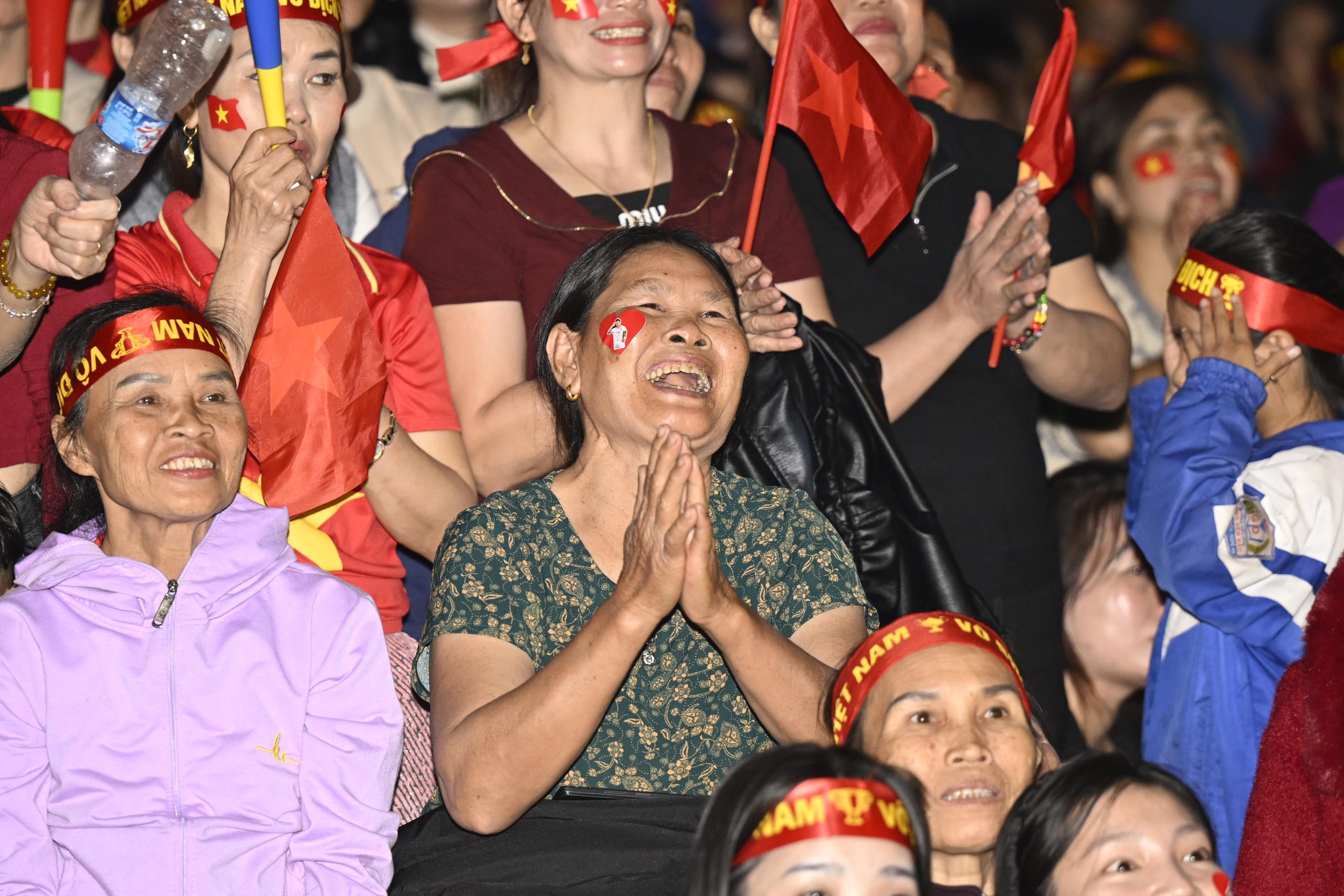 Nước mắt của cổ động viên khi U23 Việt Nam nhận thất bại cay đắng- Ảnh 50.