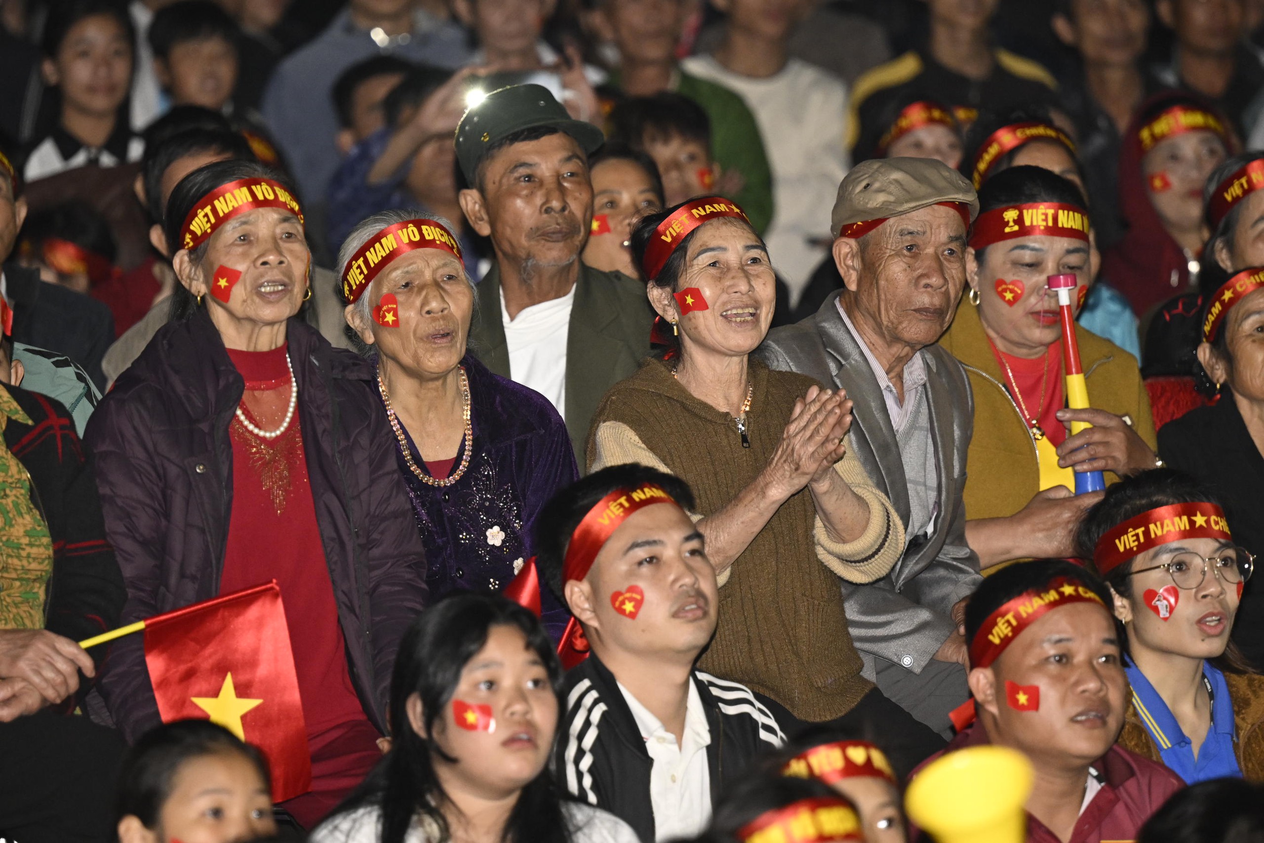 Nước mắt của cổ động viên khi U23 Việt Nam nhận thất bại cay đắng- Ảnh 51.