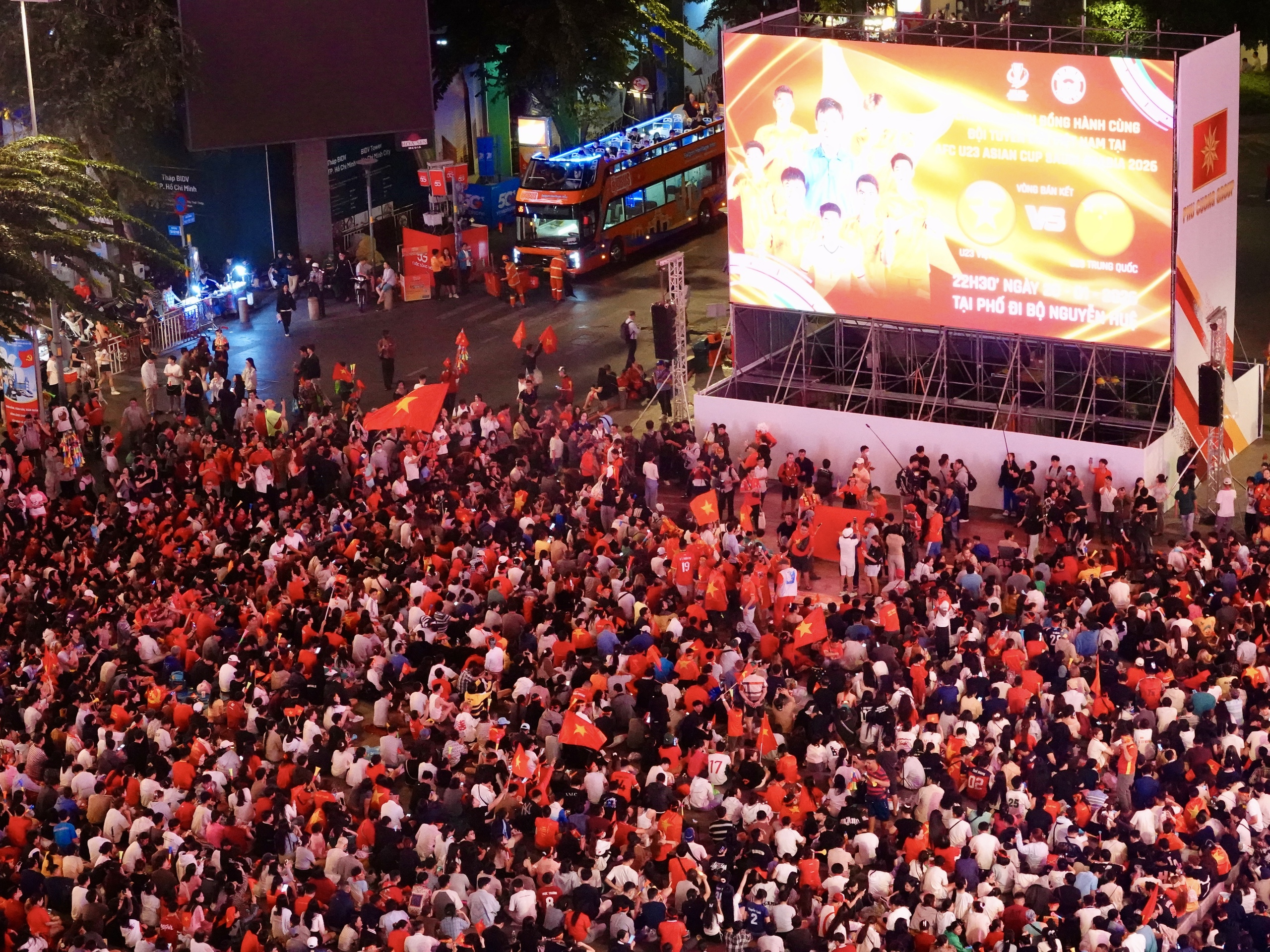 Nước mắt của cổ động viên khi U23 Việt Nam nhận thất bại cay đắng- Ảnh 53.