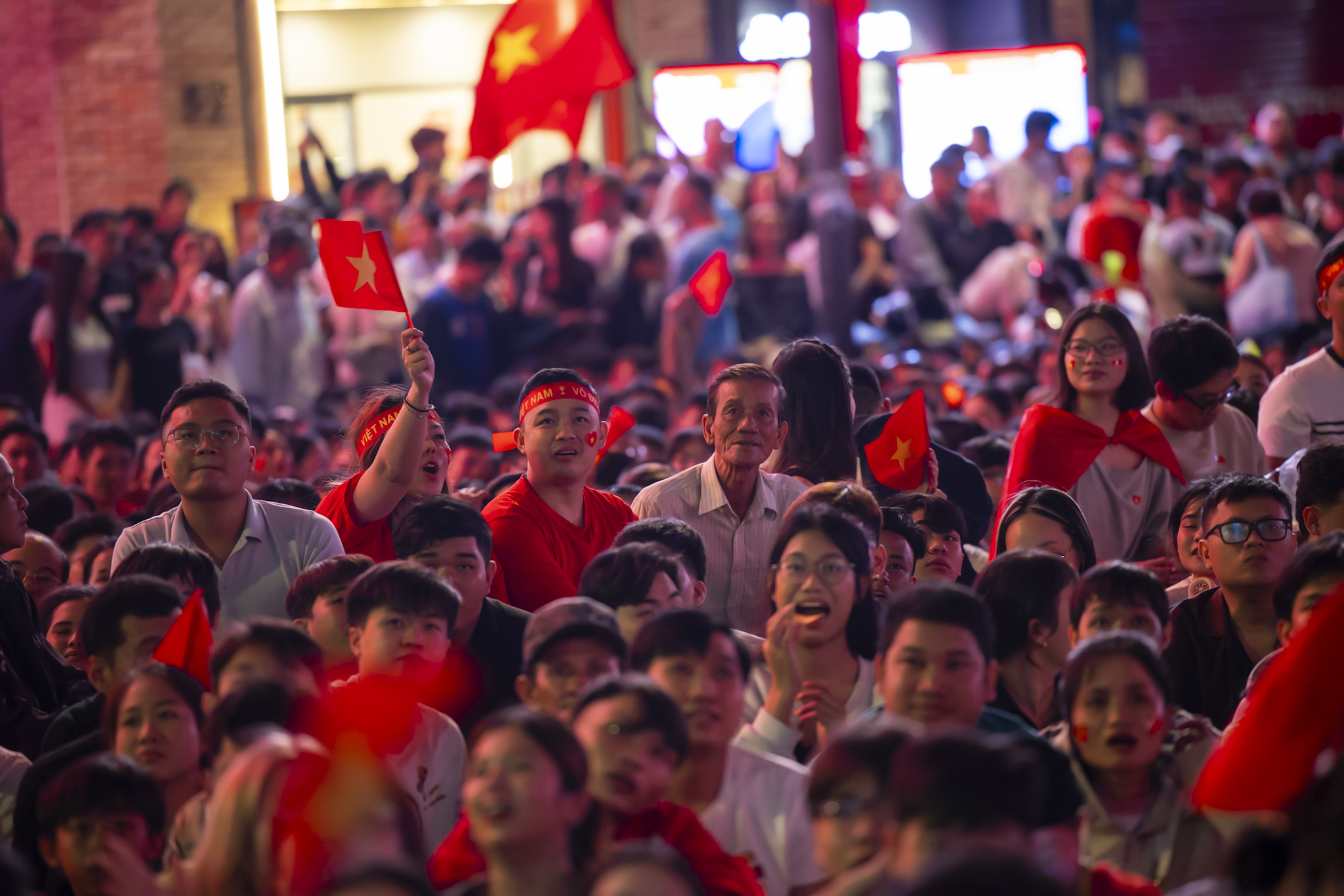 Nước mắt của cổ động viên khi U23 Việt Nam nhận thất bại cay đắng- Ảnh 55.