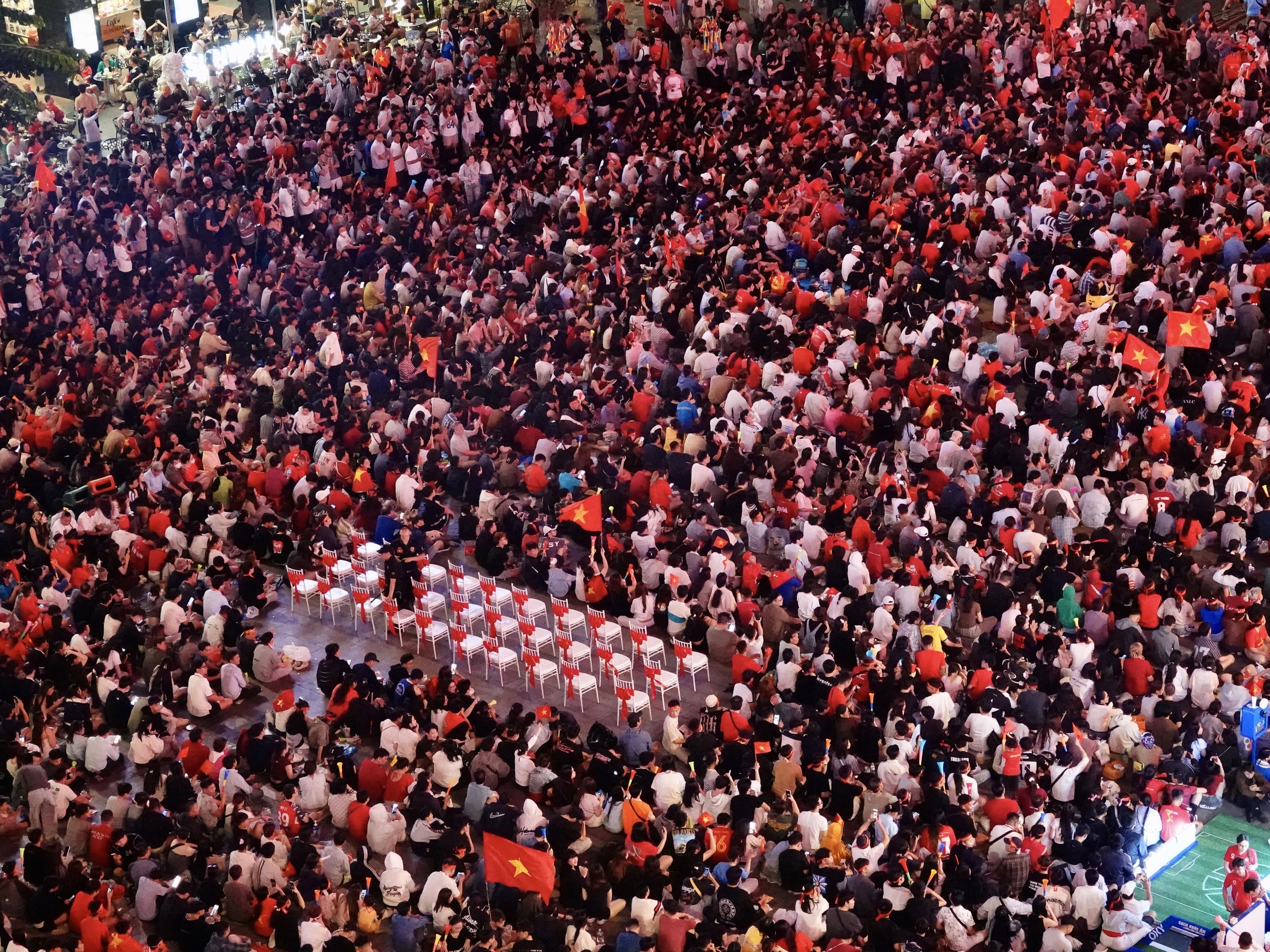 Nước mắt của cổ động viên khi U23 Việt Nam nhận thất bại cay đắng- Ảnh 54.