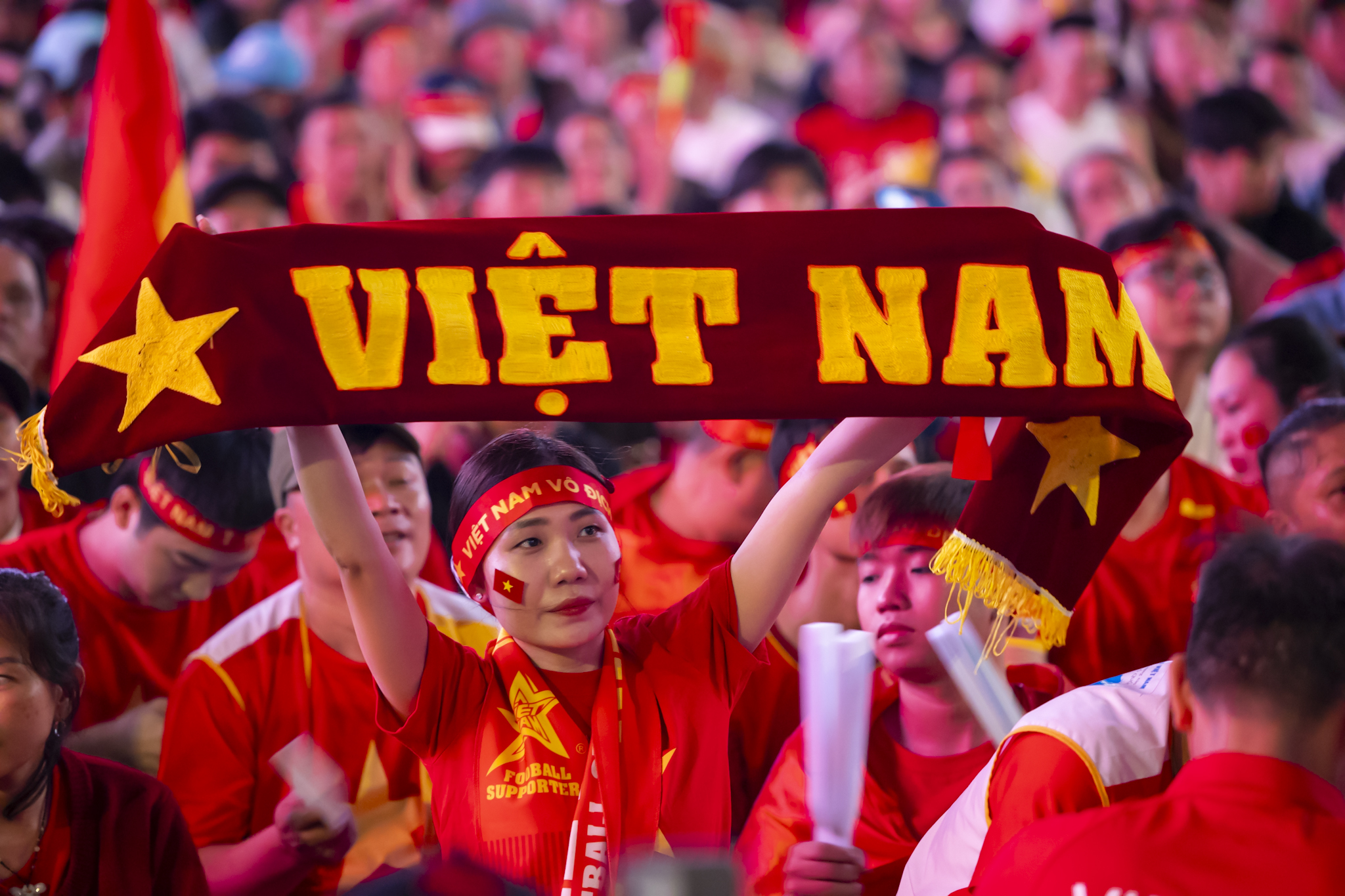 Nước mắt của cổ động viên khi U23 Việt Nam nhận thất bại cay đắng- Ảnh 56.