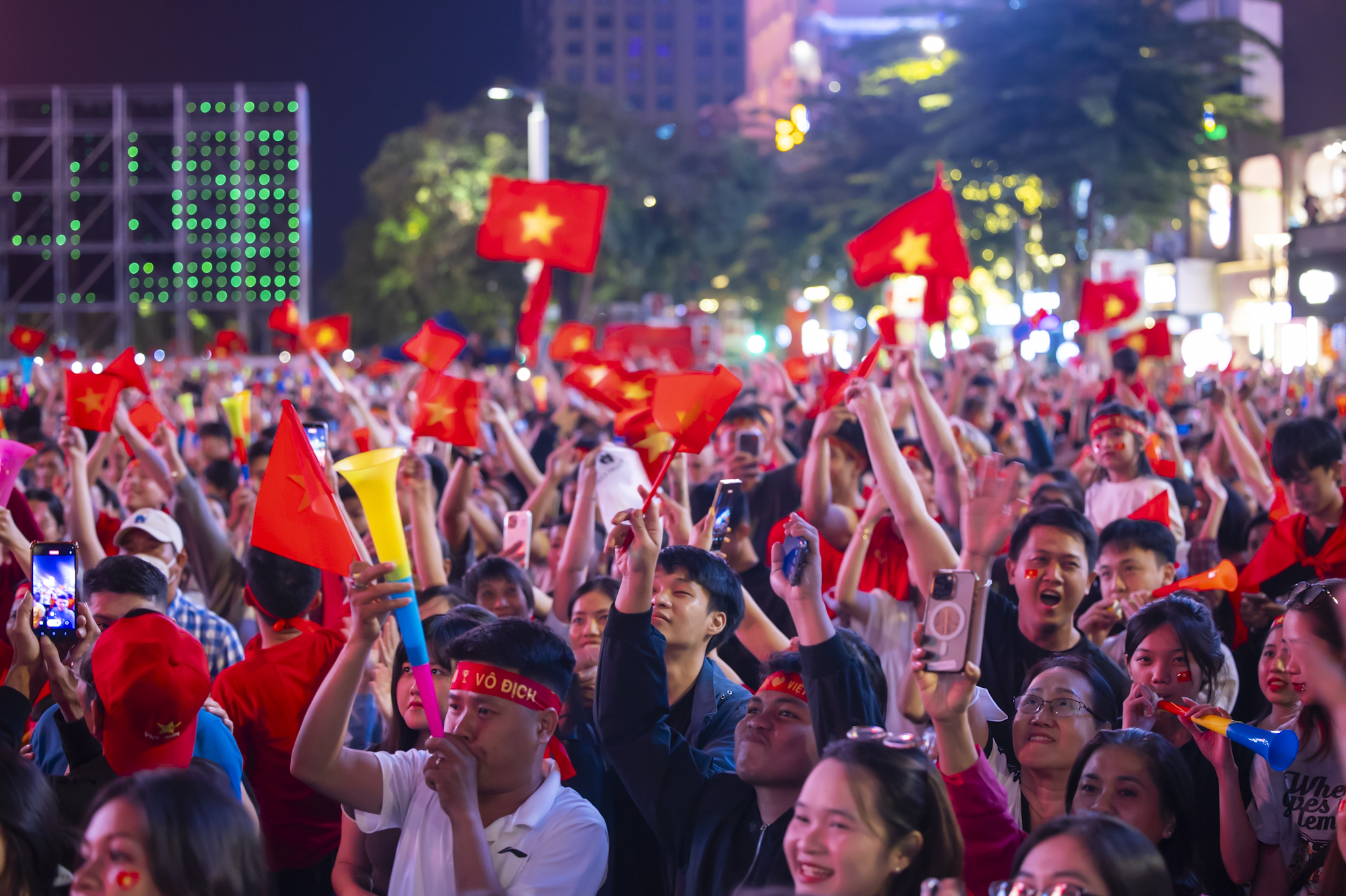 Nước mắt của cổ động viên khi U23 Việt Nam nhận thất bại cay đắng- Ảnh 58.