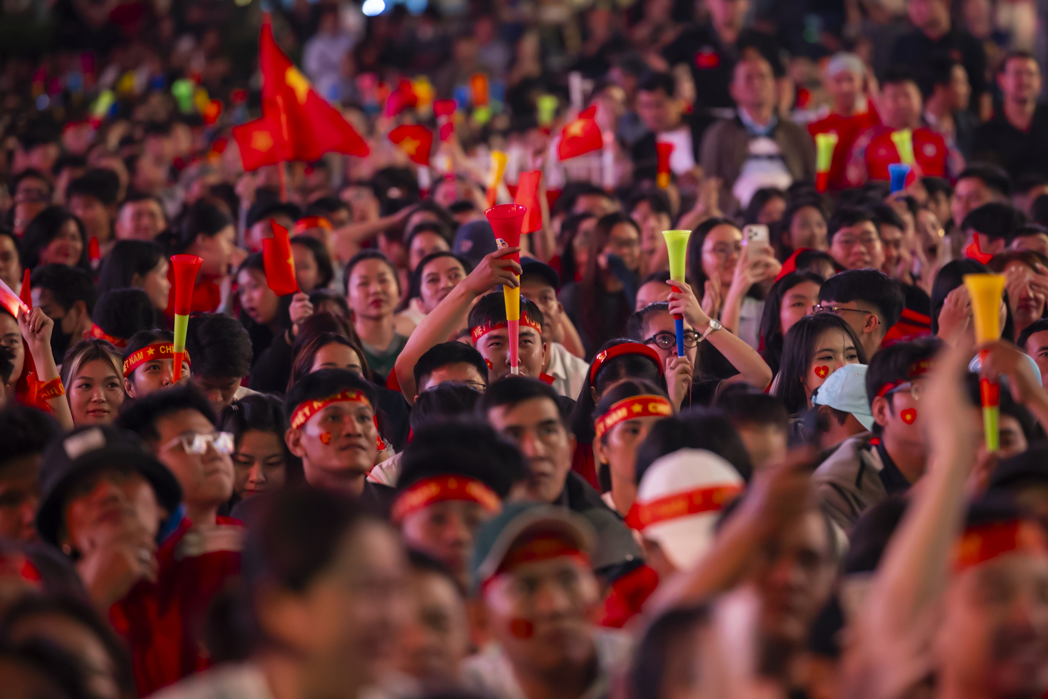 Nước mắt của cổ động viên khi U23 Việt Nam nhận thất bại cay đắng- Ảnh 59.