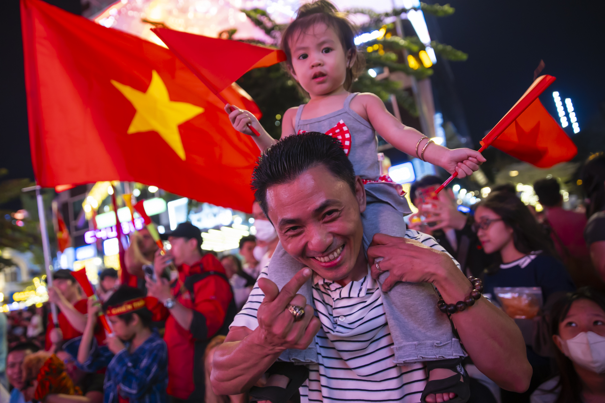 Nước mắt của cổ động viên khi U23 Việt Nam nhận thất bại cay đắng- Ảnh 60.