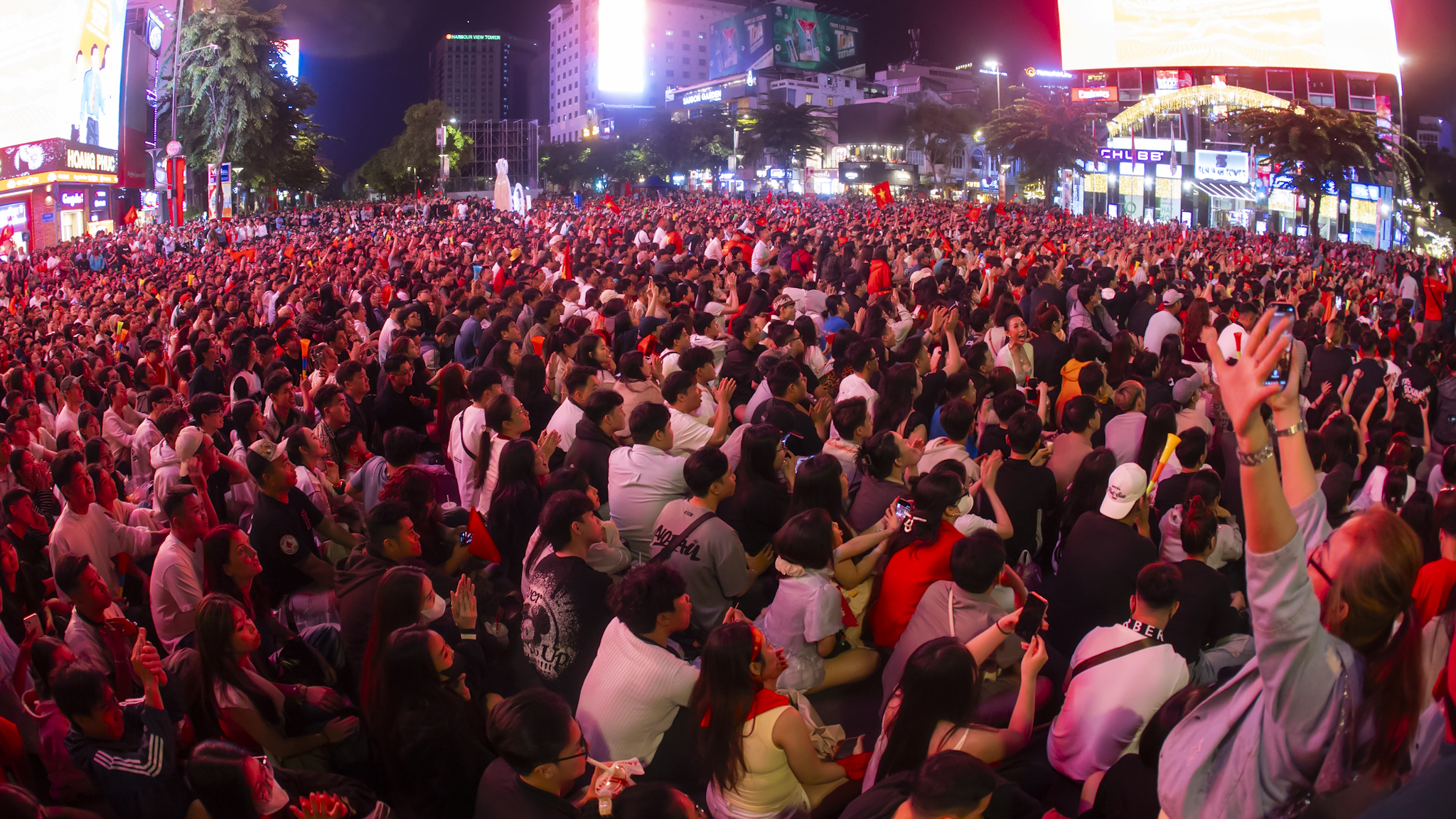 Nước mắt của cổ động viên khi U23 Việt Nam nhận thất bại cay đắng- Ảnh 62.