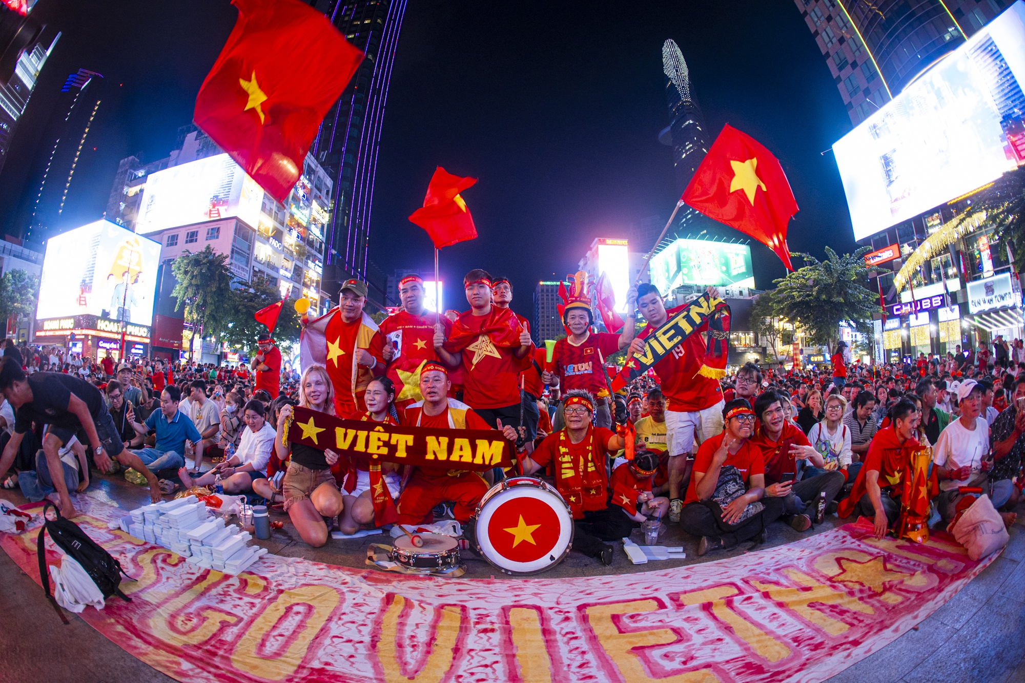 Nước mắt của cổ động viên khi U23 Việt Nam nhận thất bại cay đắng- Ảnh 63.