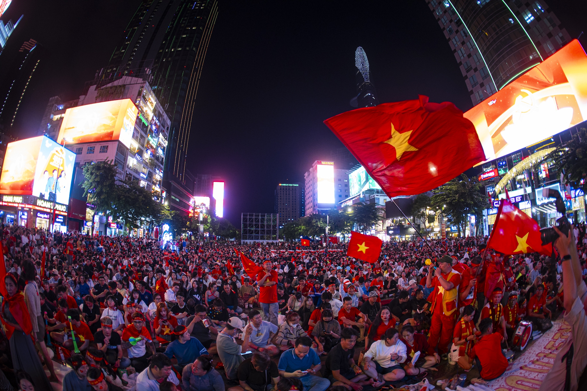 Nước mắt của cổ động viên khi U23 Việt Nam nhận thất bại cay đắng- Ảnh 66.