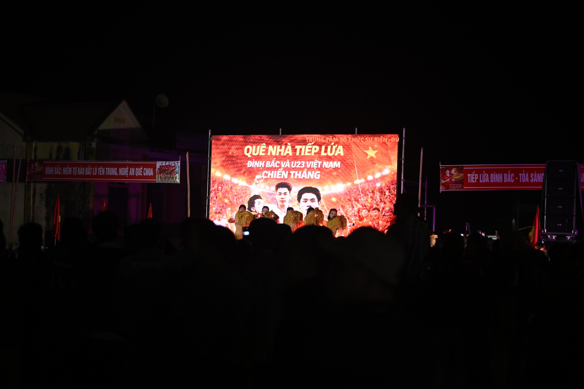 Nước mắt của cổ động viên khi U23 Việt Nam nhận thất bại cay đắng- Ảnh 69.