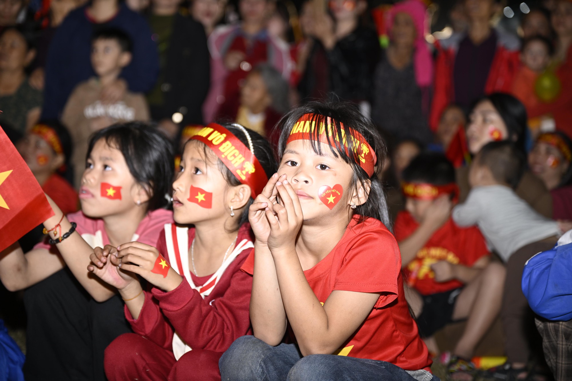 Nước mắt của cổ động viên khi U23 Việt Nam nhận thất bại cay đắng- Ảnh 71.