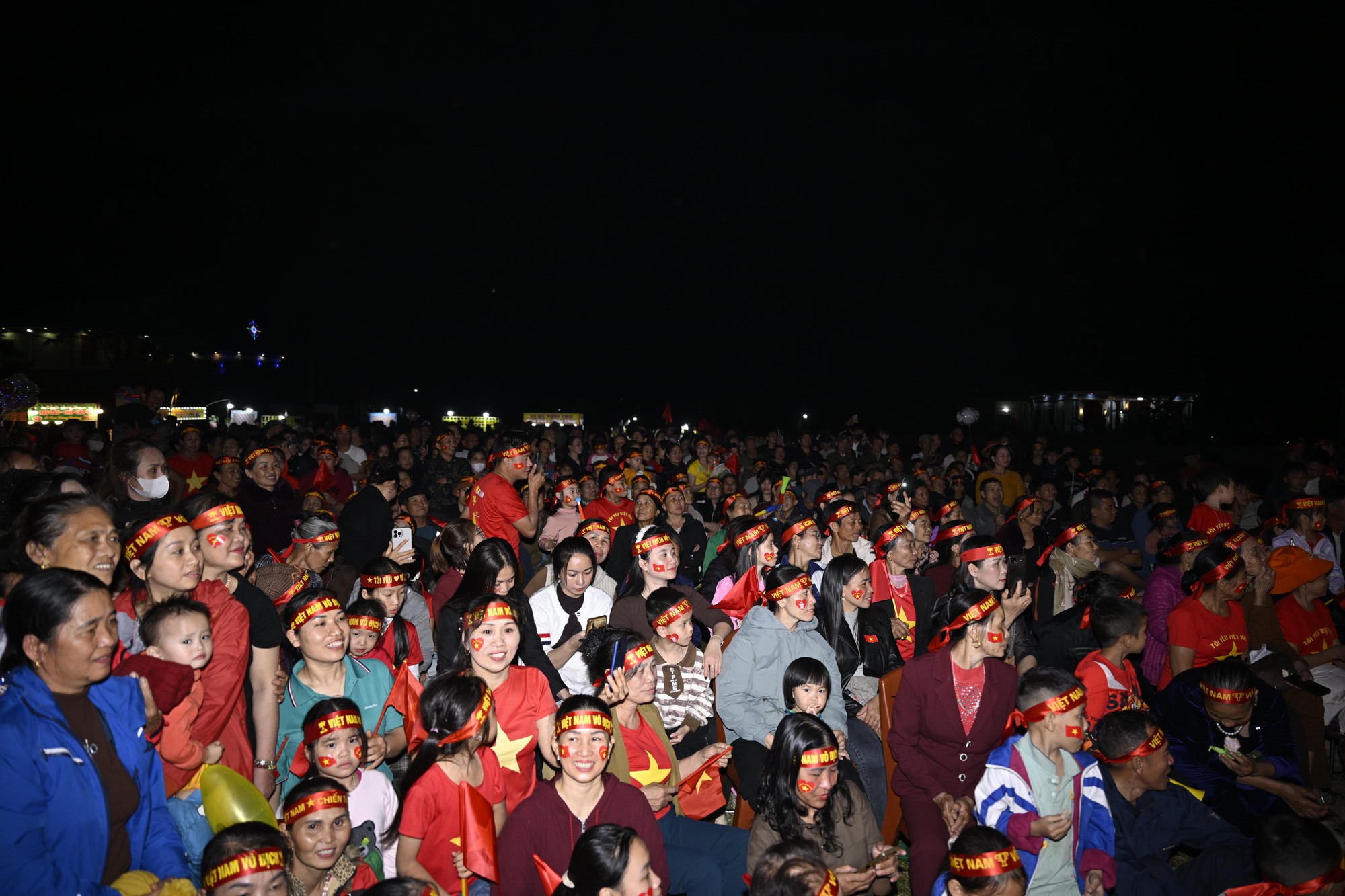 Nước mắt của cổ động viên khi U23 Việt Nam nhận thất bại cay đắng- Ảnh 70.